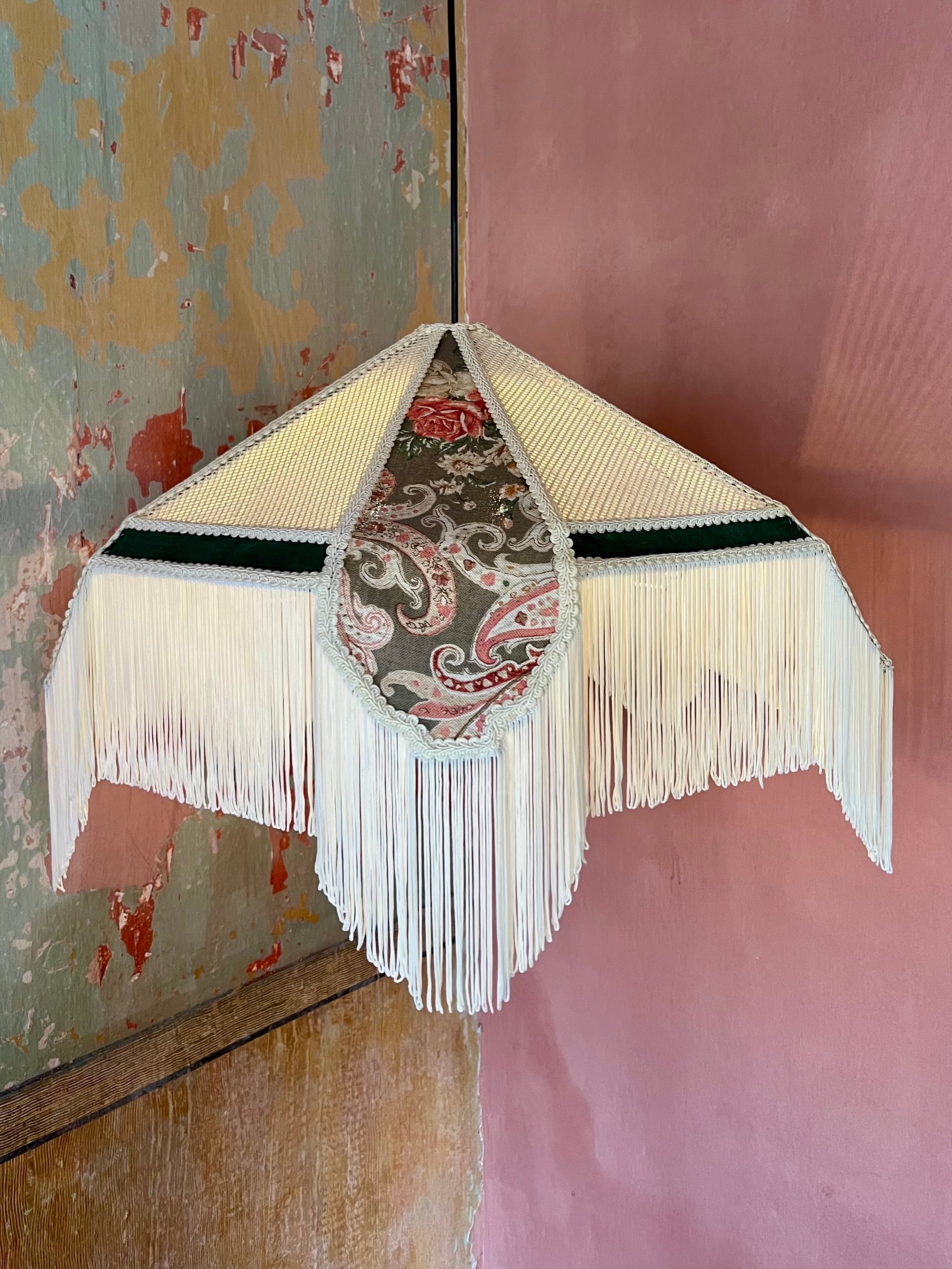 Lustre pendente com franjas e tecidos - Volà Gallery