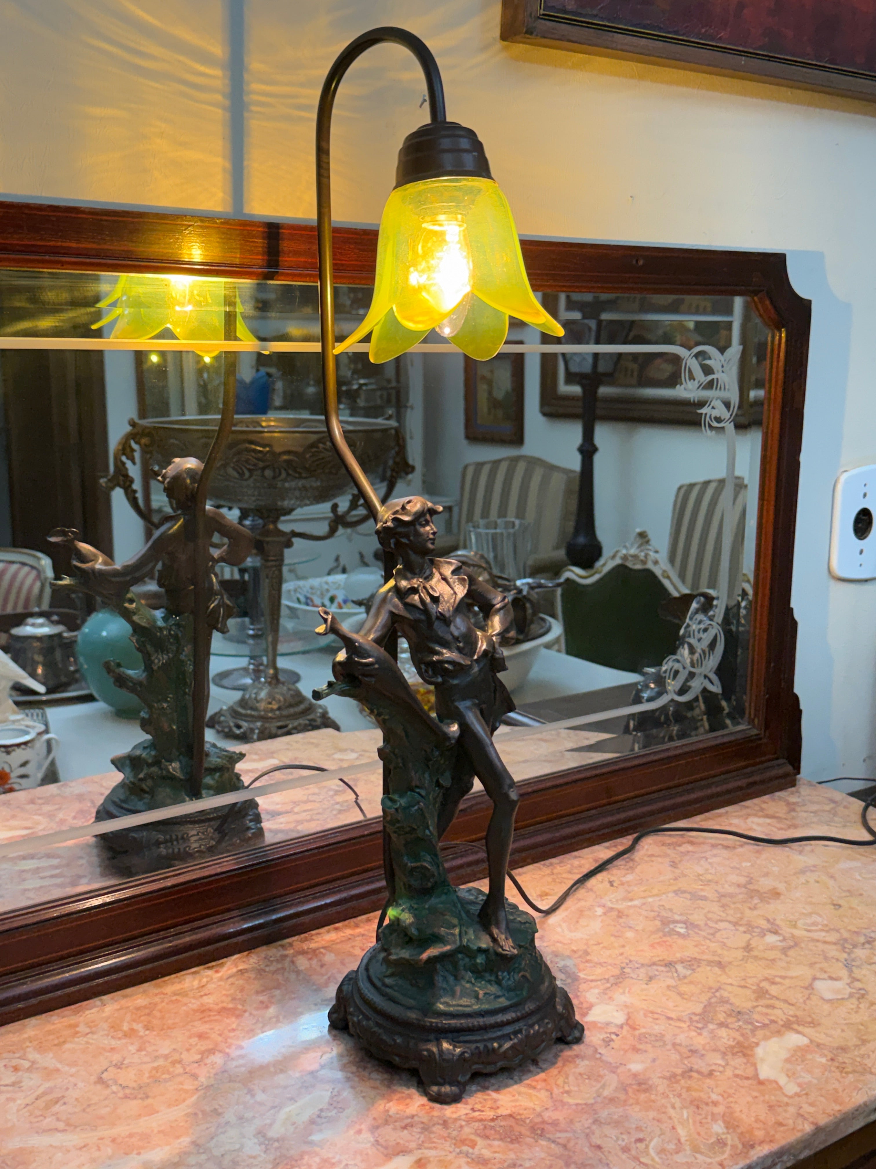 Belíssima luminaria de mesa estilo Art Nouveau com cúpula de vidro amarela retratando jovem 