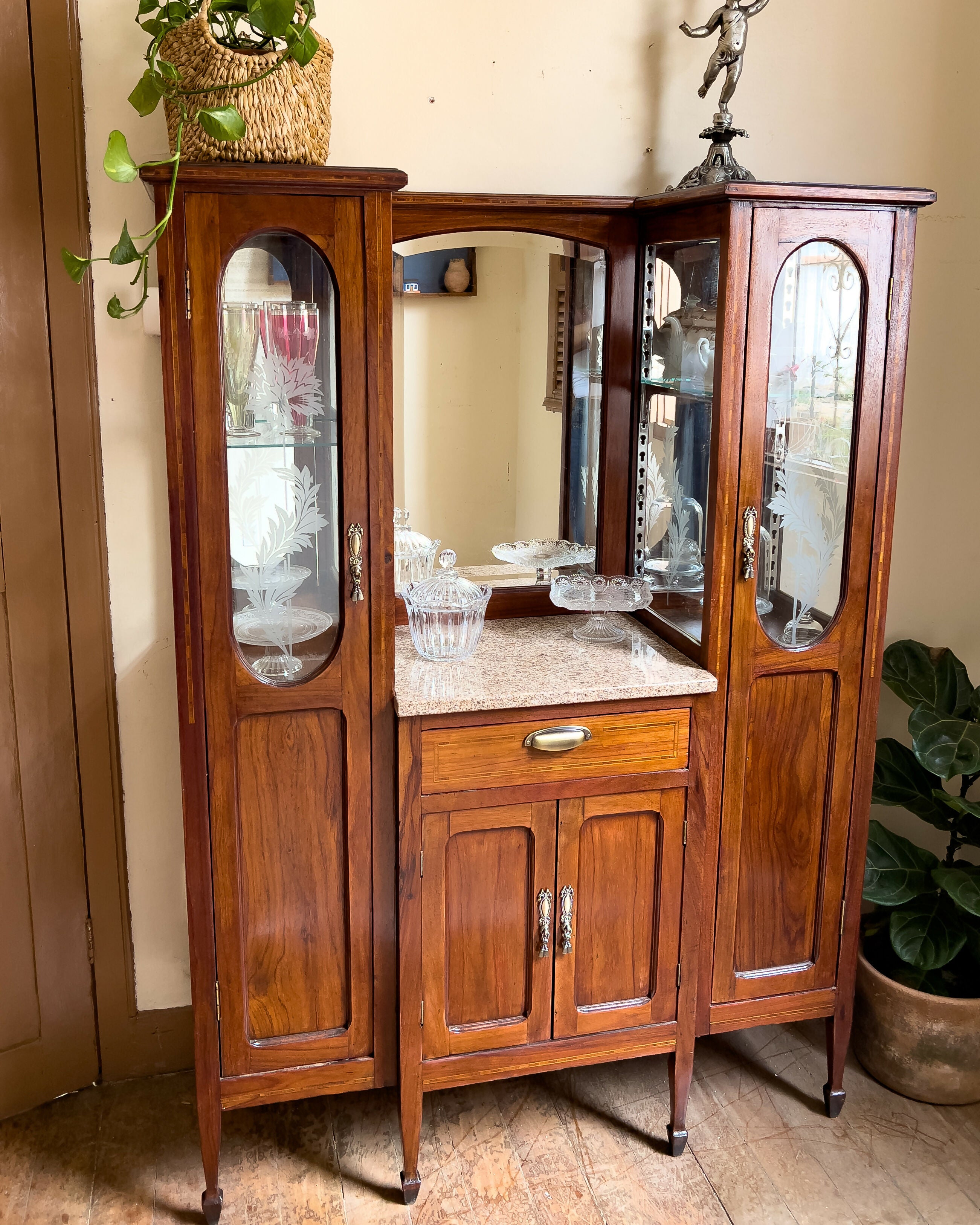 Cristaleira antiga art nouveau restaurada