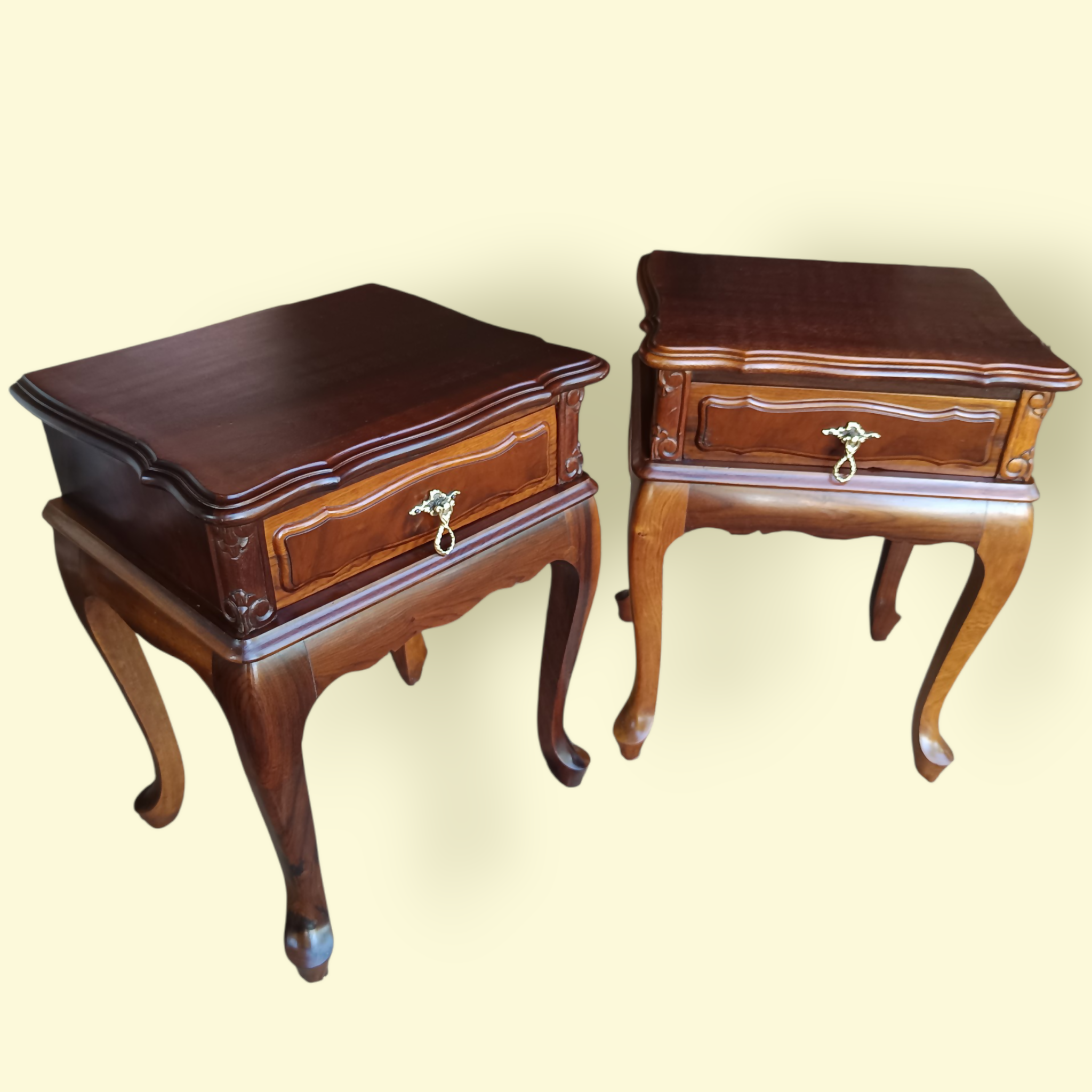 Par de Mesinhas de Cabeceira Clássico