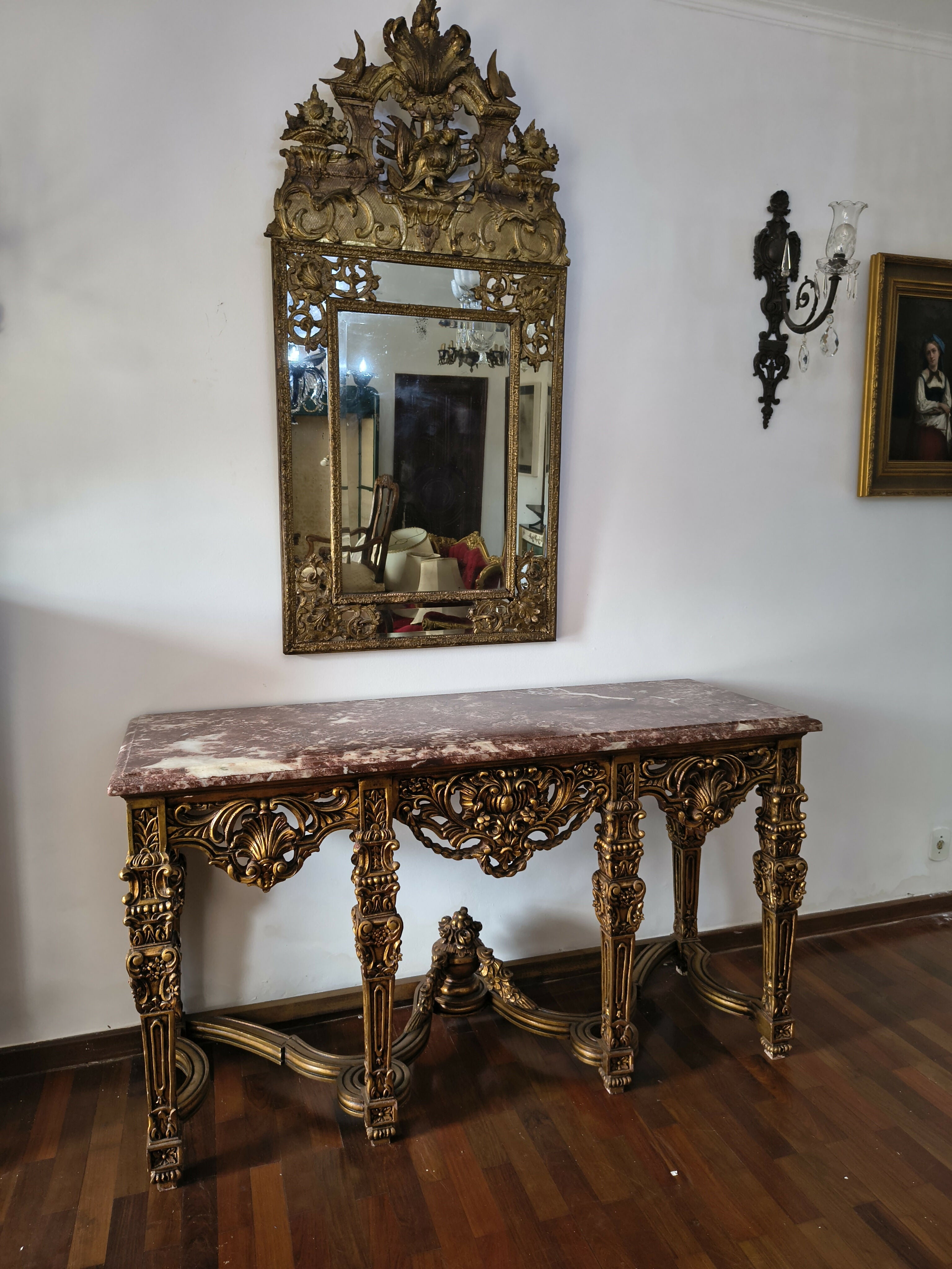 Aparador antigo entalhado com mármore e ouro