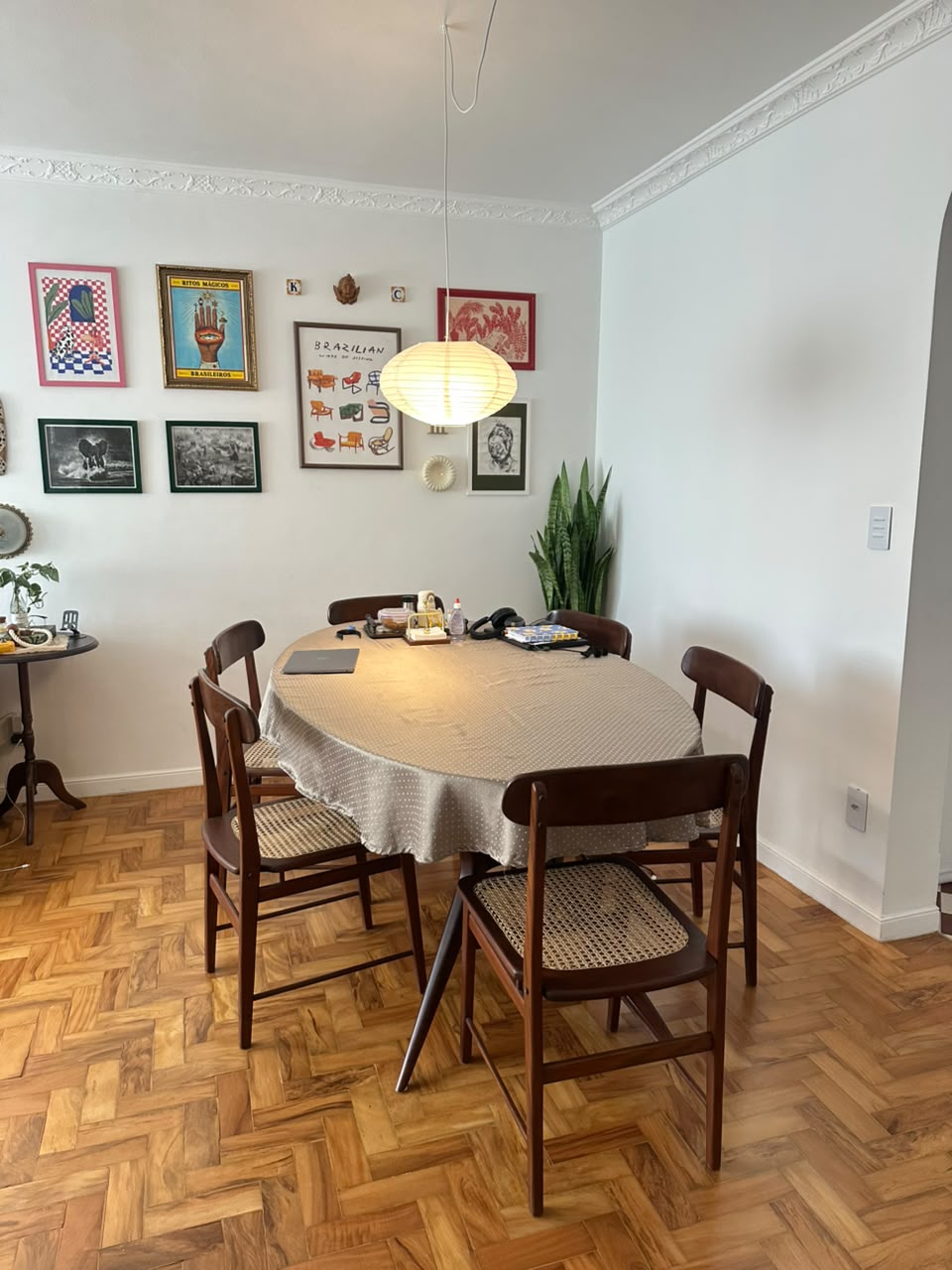 Mesa de Jantar Oval em Madeira Maciça Ateliê Clássico