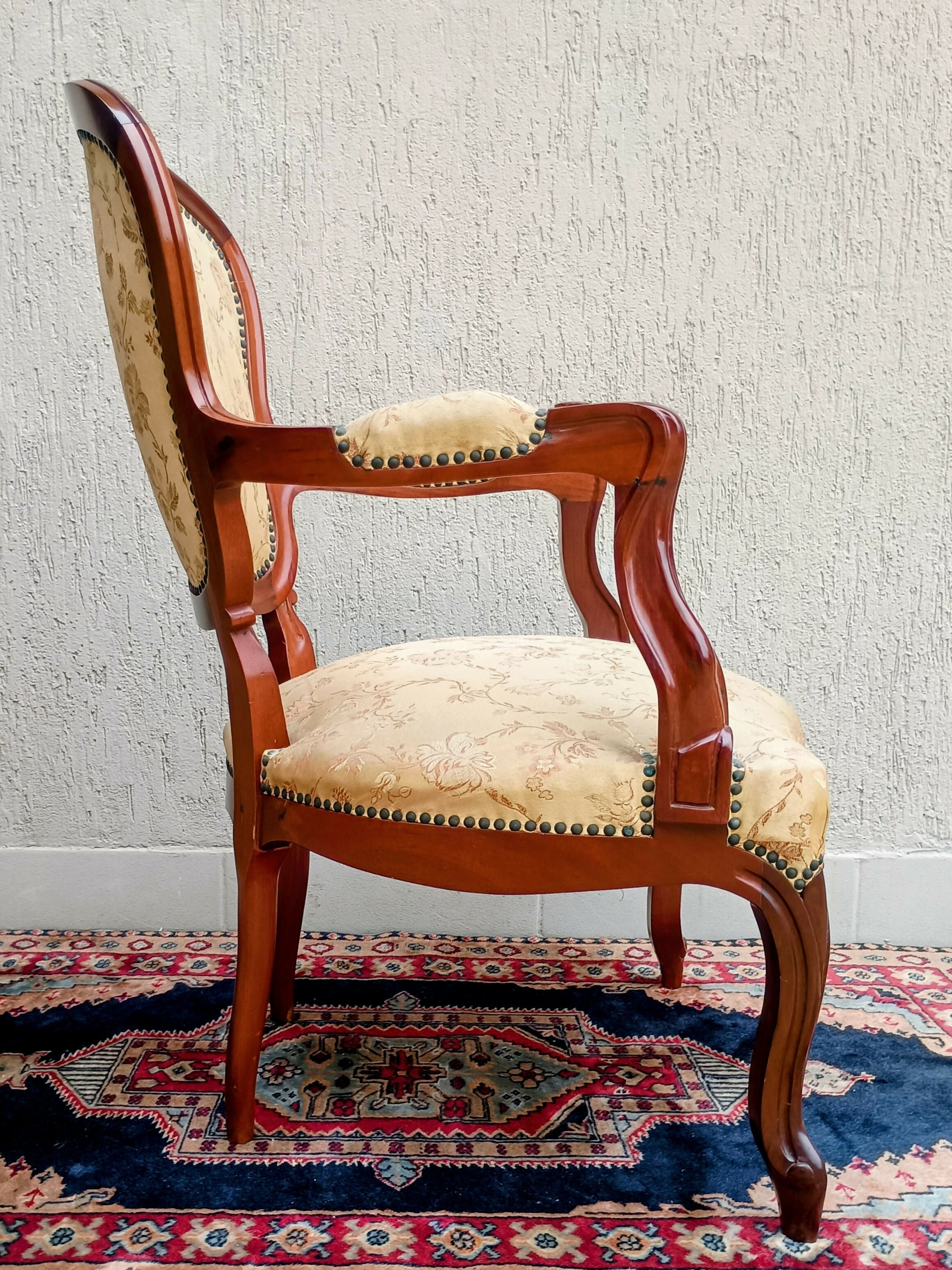 PAR DE POLTRONAS ESTILO LUÍS XV EM MADEIRA MACIÇA COM ESTOFAMENTO EM GOBELIN
