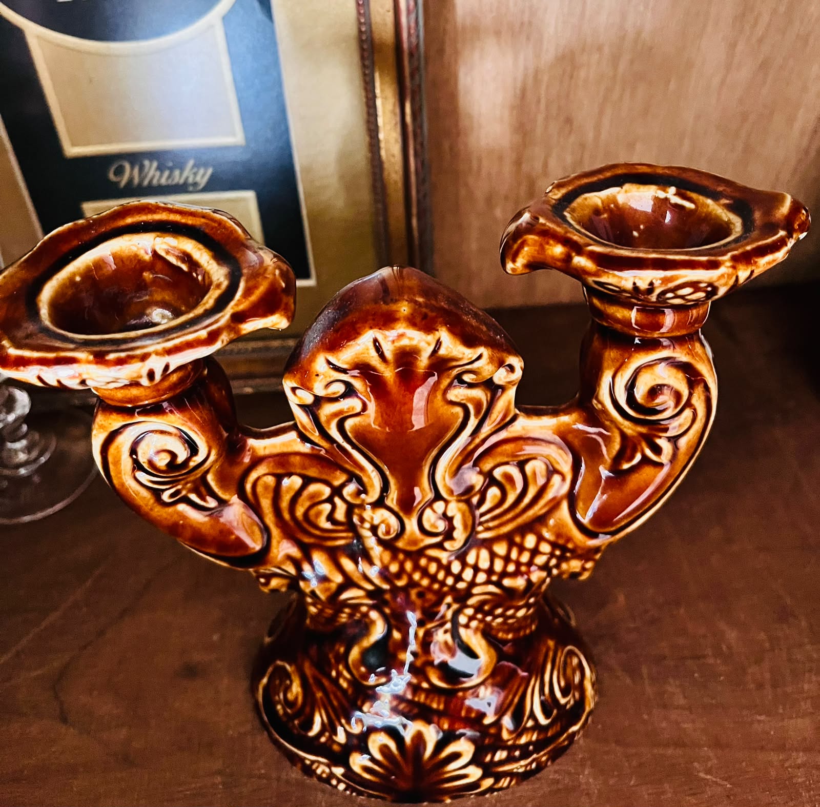 Candelabro vintage de cerâmica marrom com adornos em relevo 