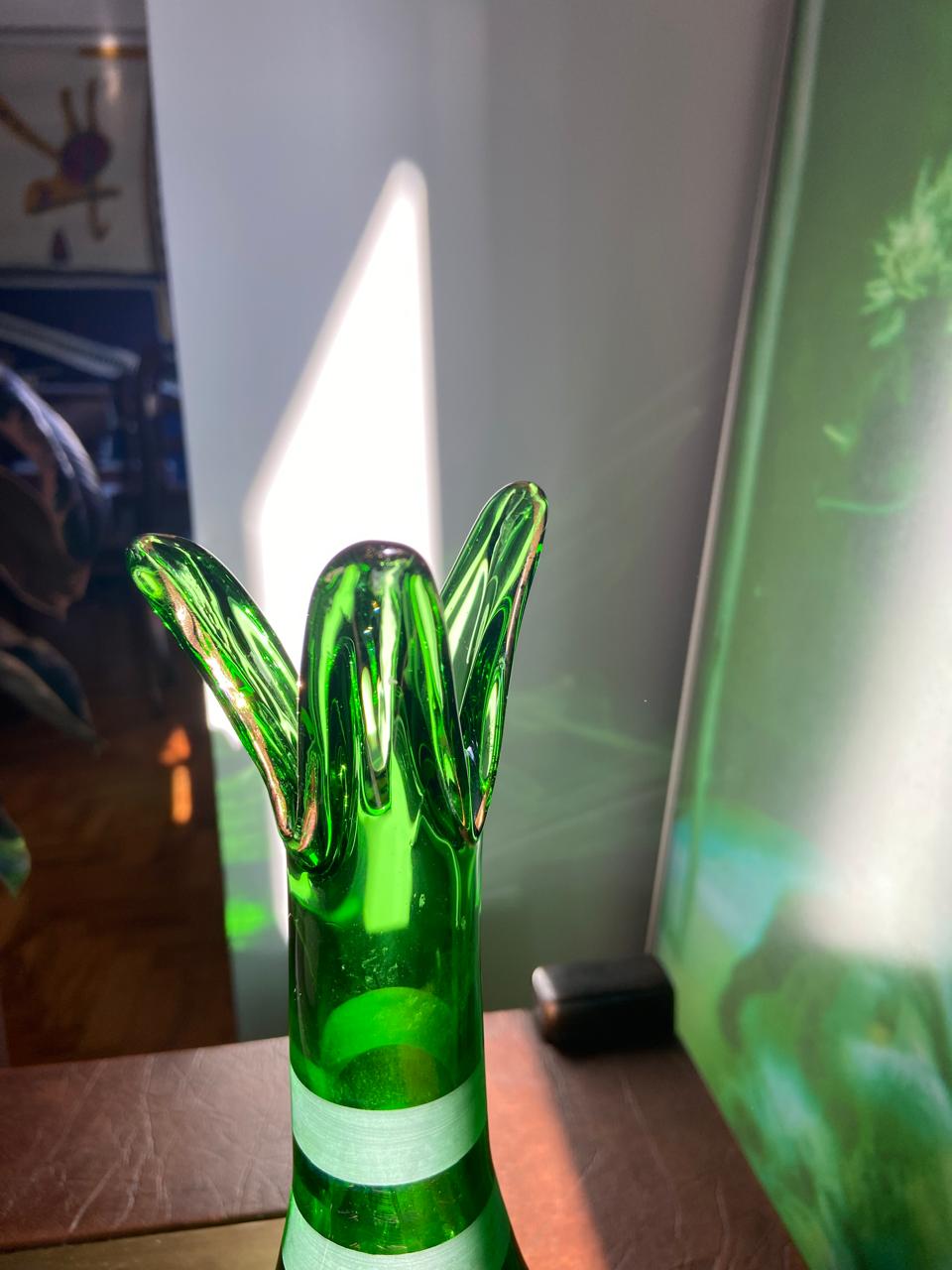 Vaso floreira em demi cristal verde com decoração dourada de uvas (DMCPS_203)