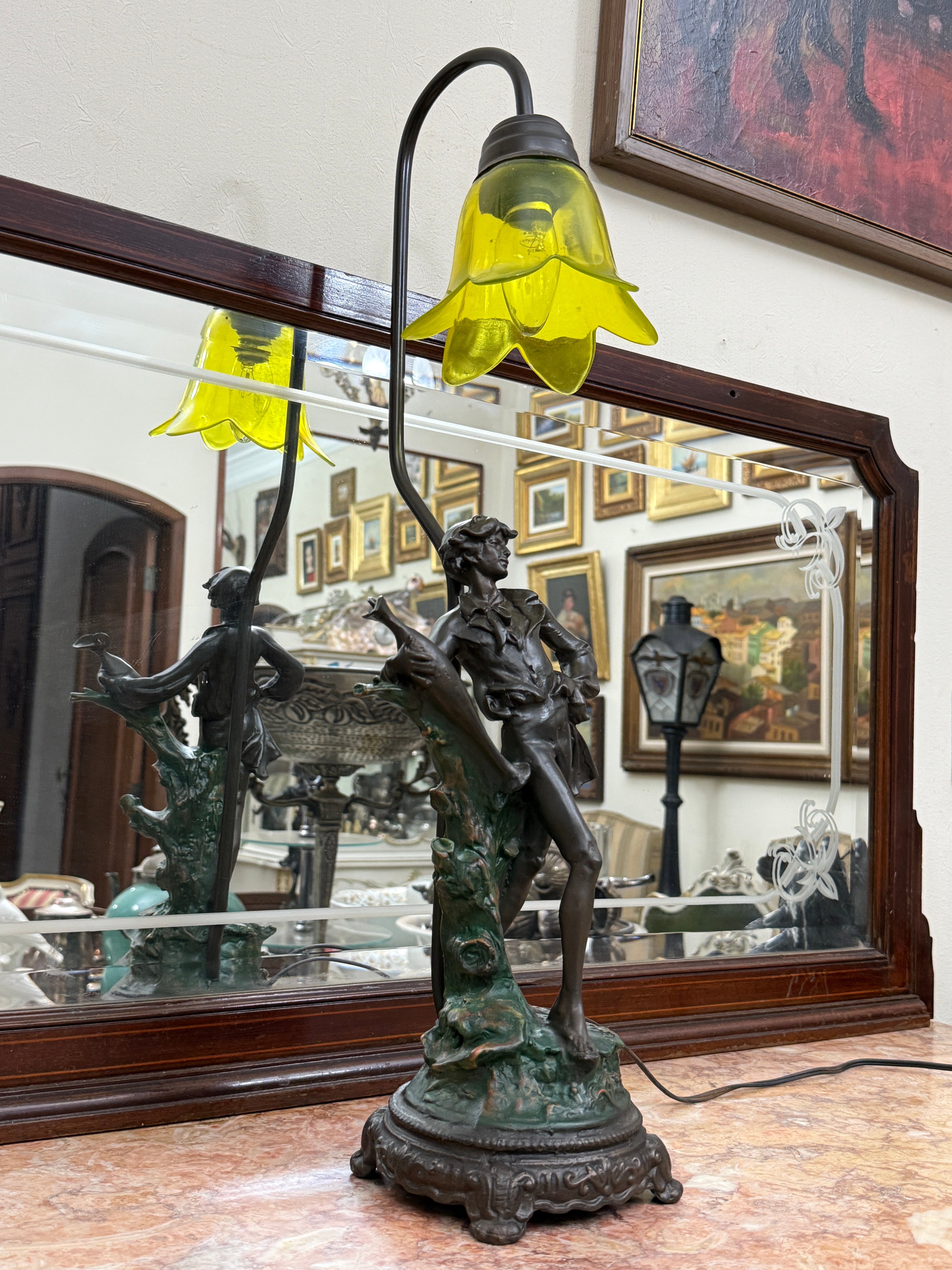 Belíssima luminaria de mesa estilo Art Nouveau com cúpula de vidro amarela retratando jovem 