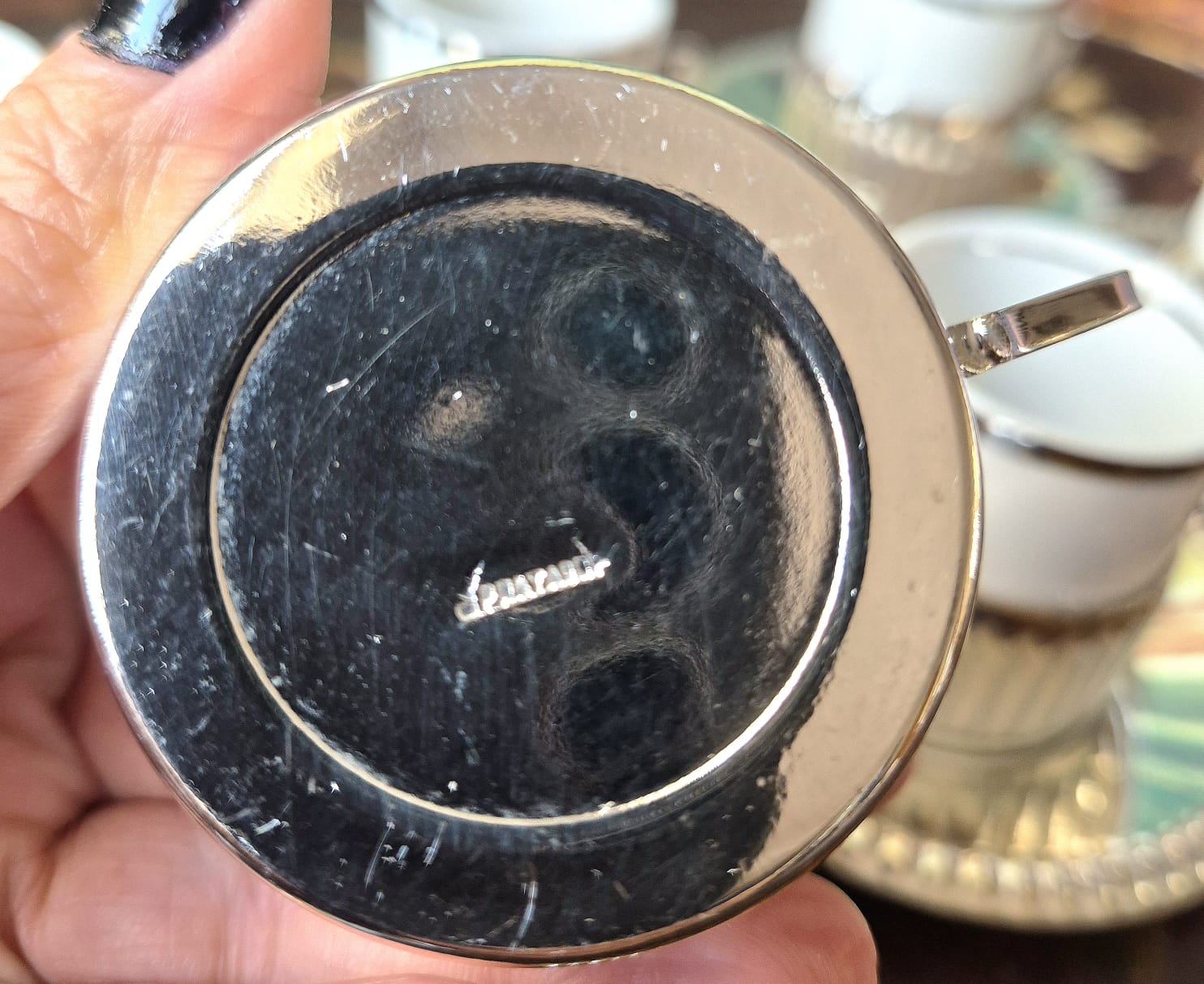 Conjunto de xícaras para café,  vintage, em porcelana branca com friso prateado, suporte e pires plissados em metal espessurado à prata 90. Em perfeito estado!