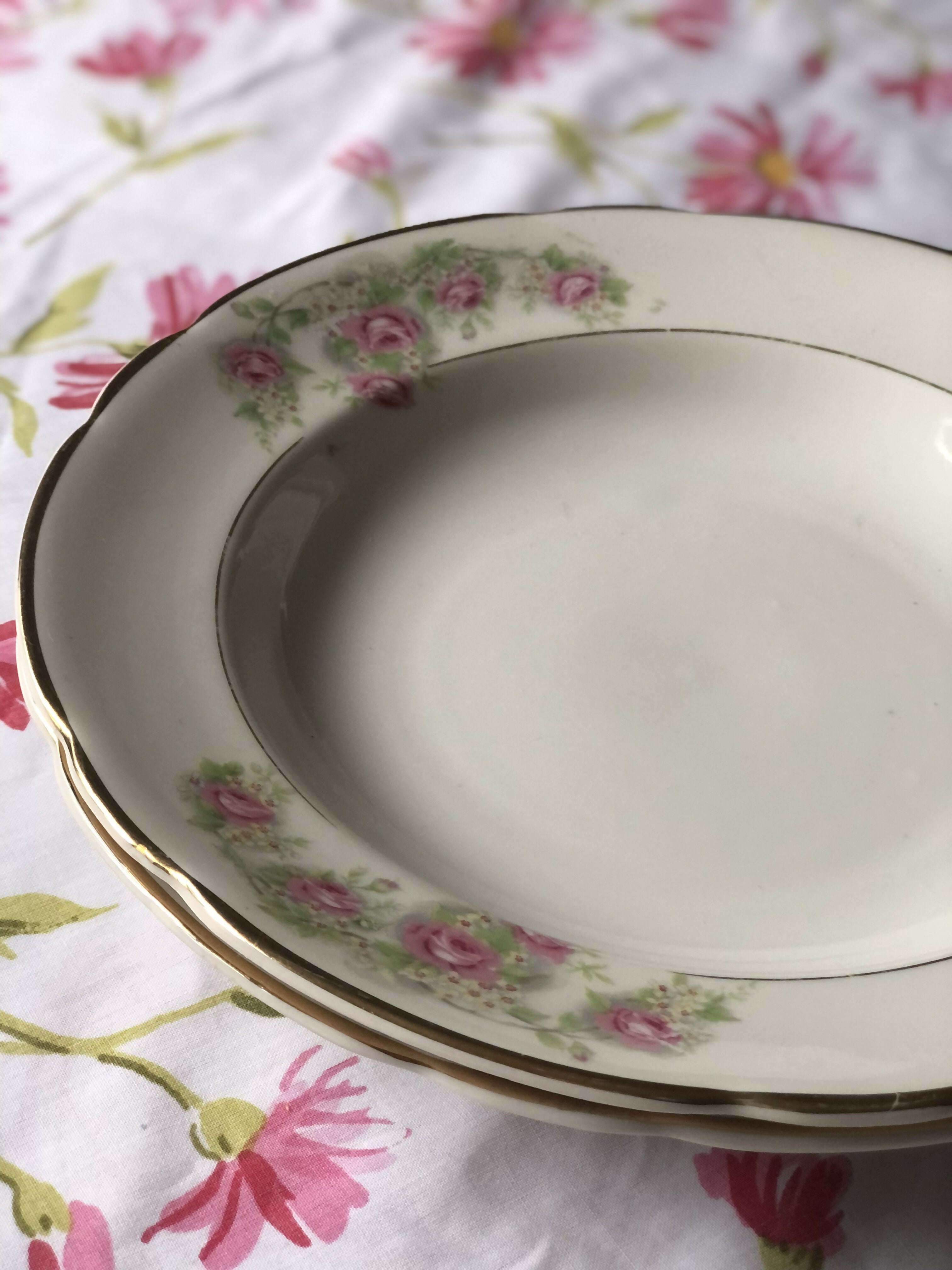 Mesa posta com preciosa sopeira e preciosos pratos