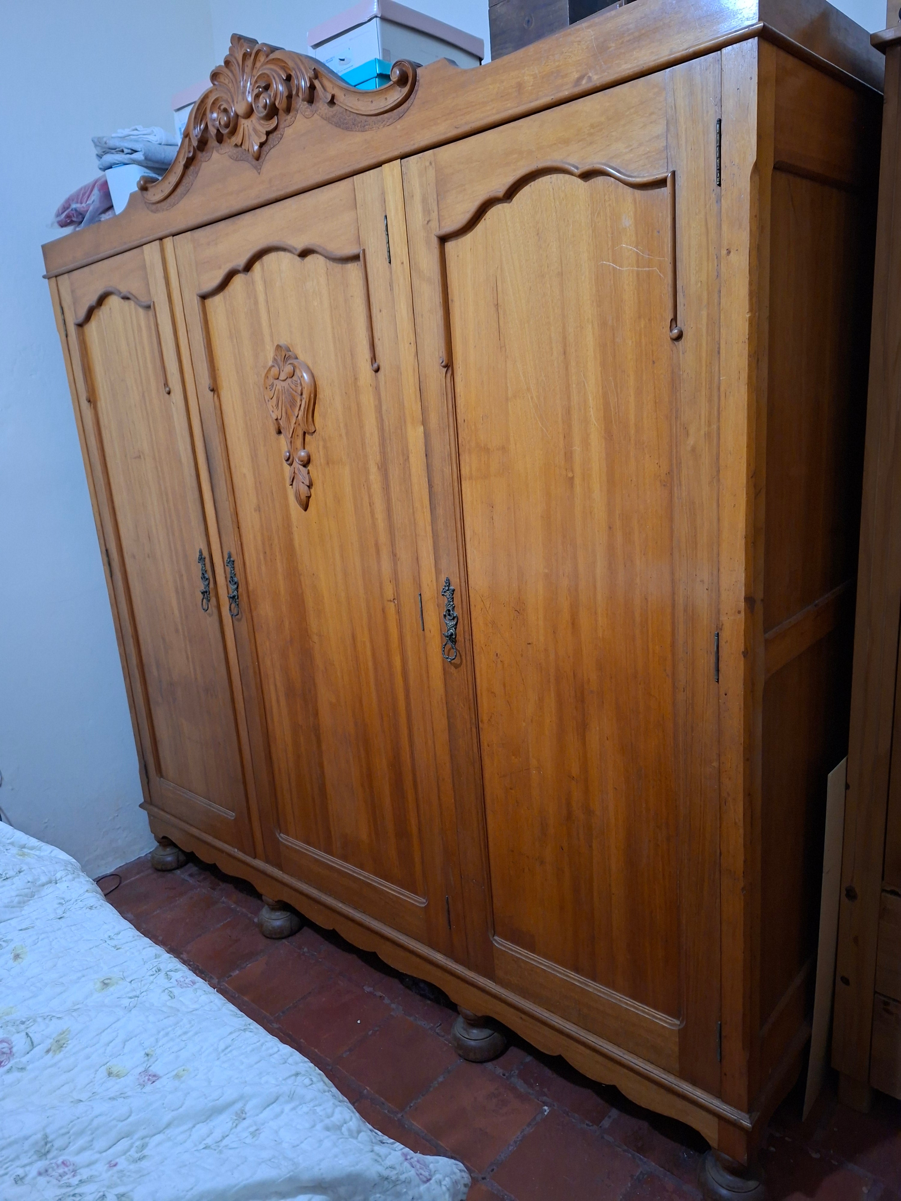 Guarda roupa antigo em madeira clara