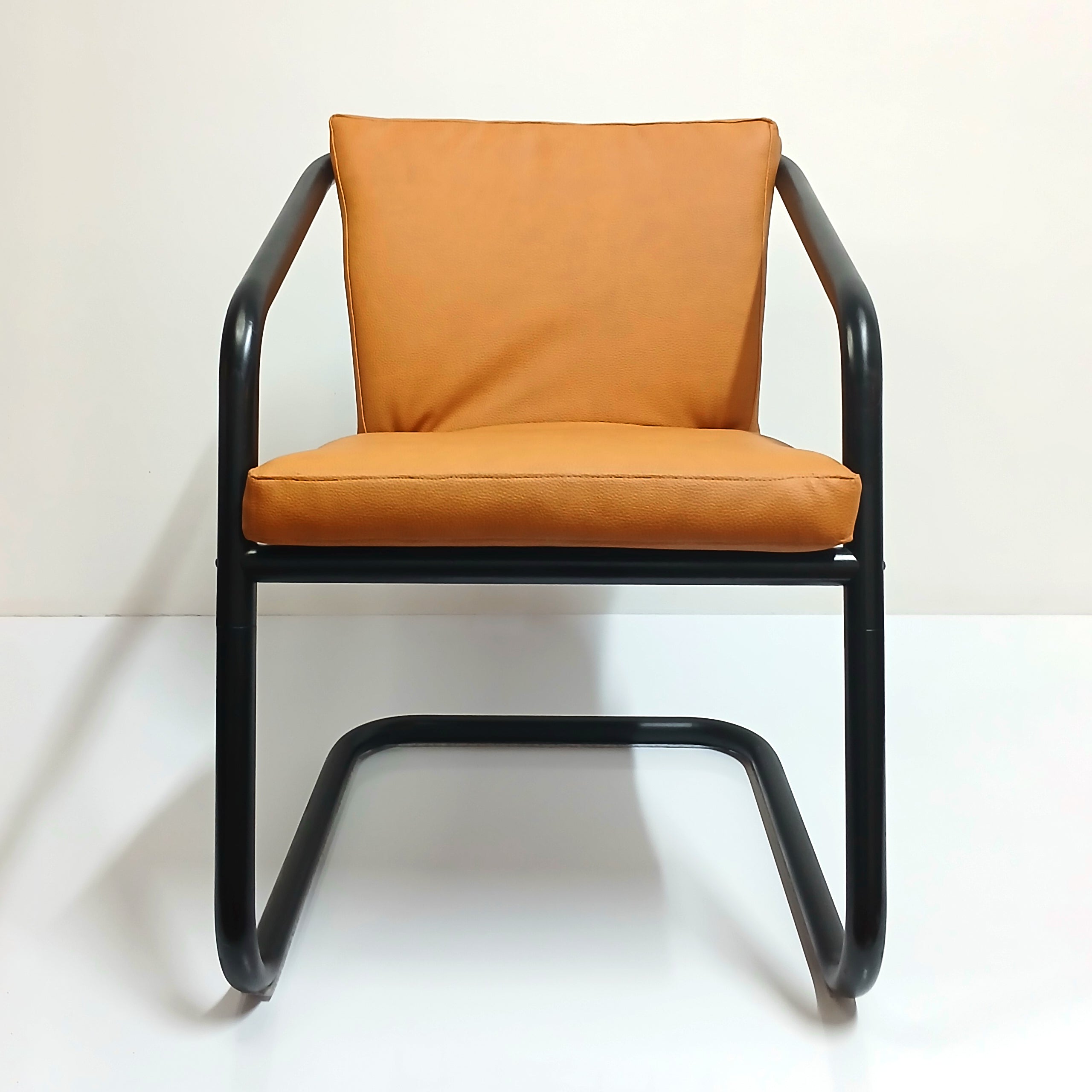 Poltrona Kopenhagen em couro mostarda [Atribuição Geraldo de Barros] — Hobjeto, c. 1970