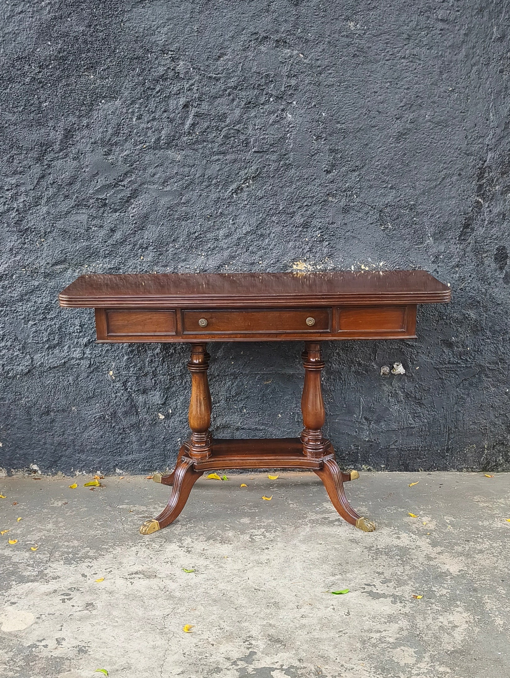 Aparador / mesa com tampo dobrável, uma gaveta e pés torneados 