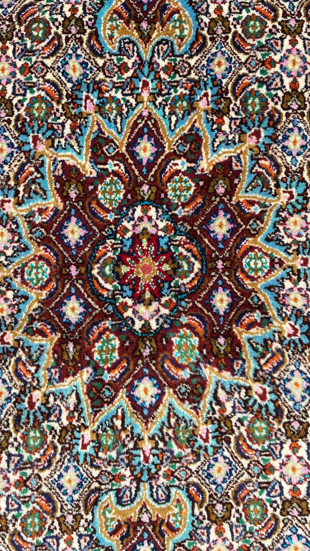 Tapete Persa Medallion fundo creme, azul e vermelho bordô com arabescos florais 