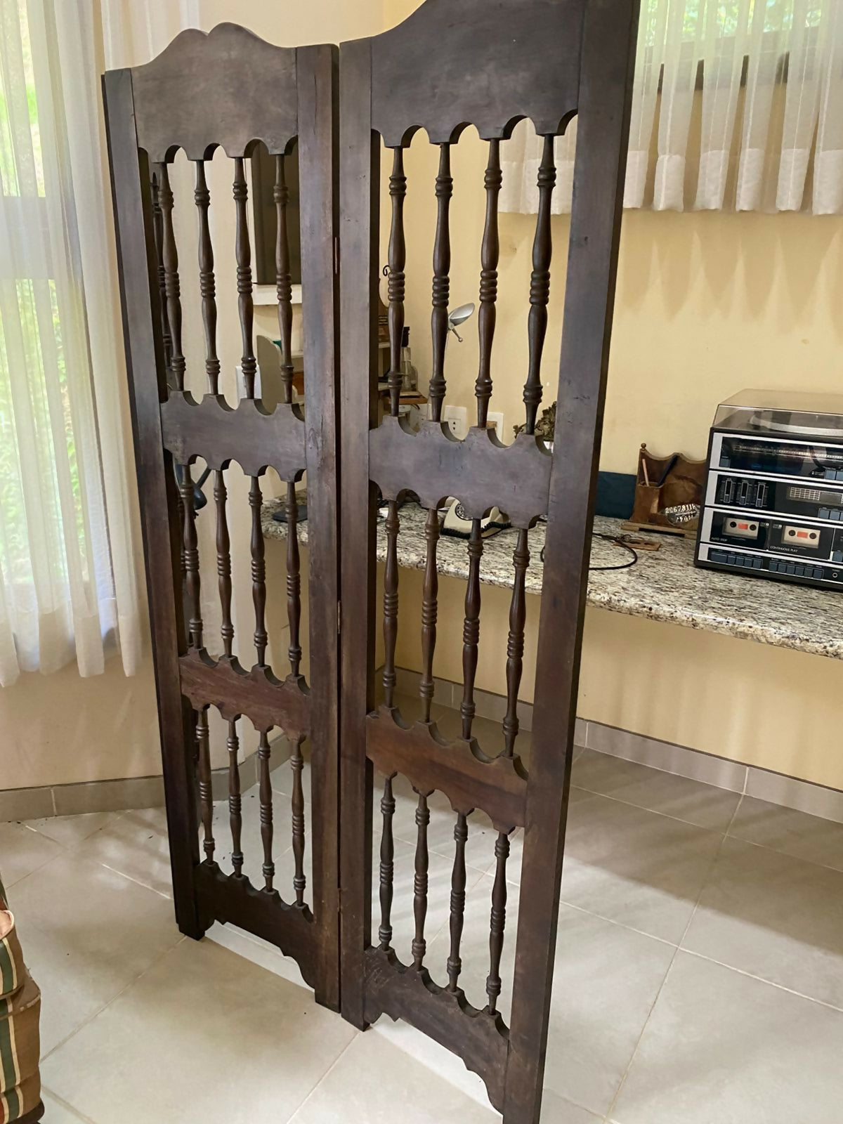 Biombo em madeira escura e detalhes torneados (3 folhas)