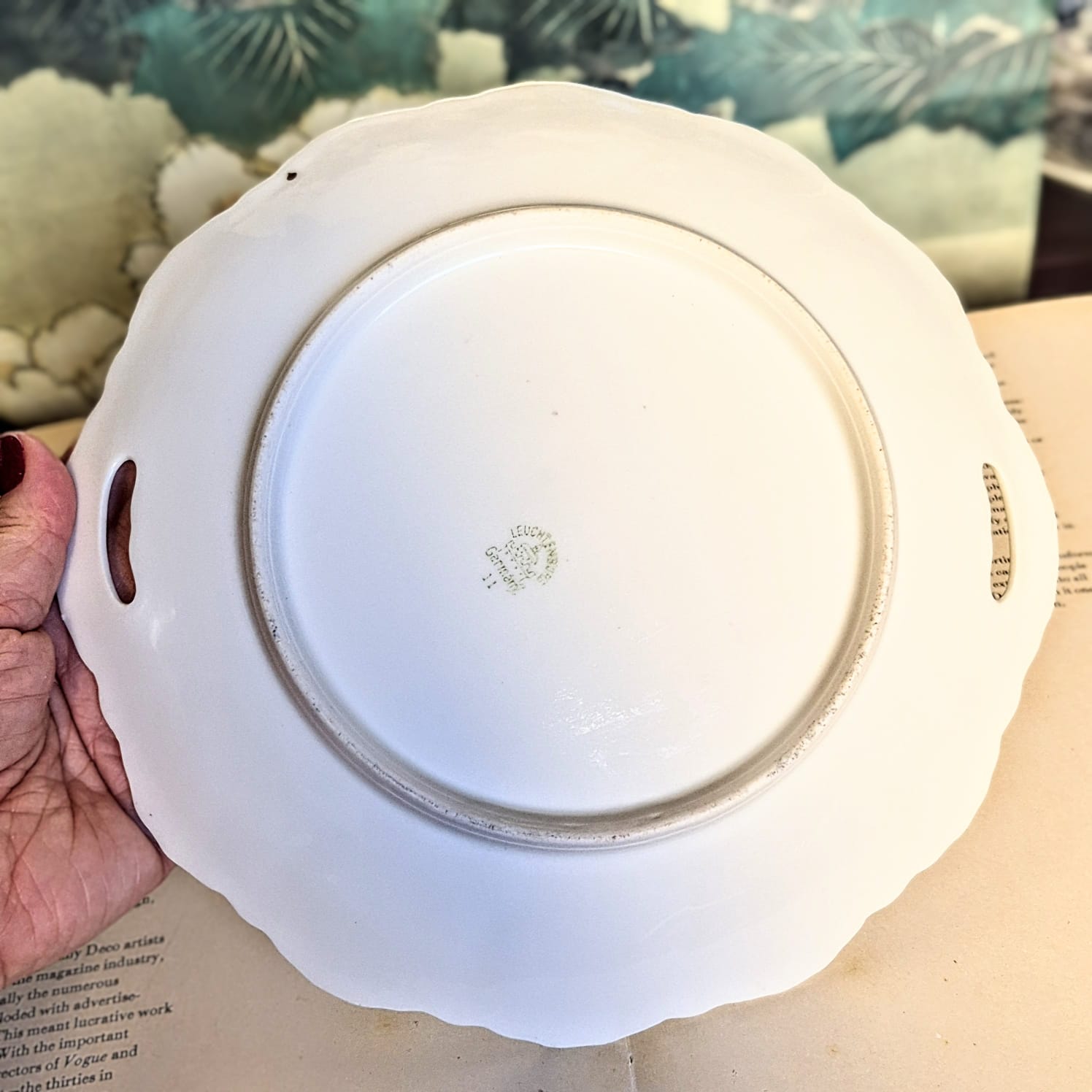 Antigo prato de bolo com alças em porcelana alemã da região da Turíngia, fabricado entre 1895 e 1920, pintado à mão,  pela renomada C.A. Lehmann &amp; Sohn.