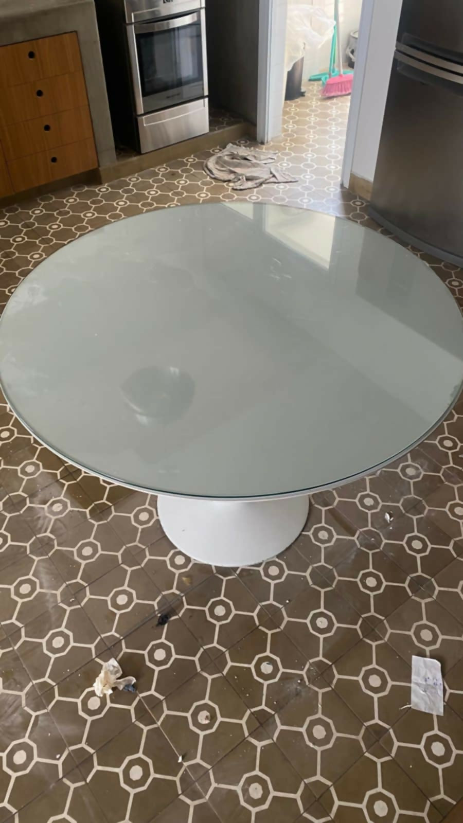 mesa de jantar modelo Saarinen Tulip original com tampo de vidro,