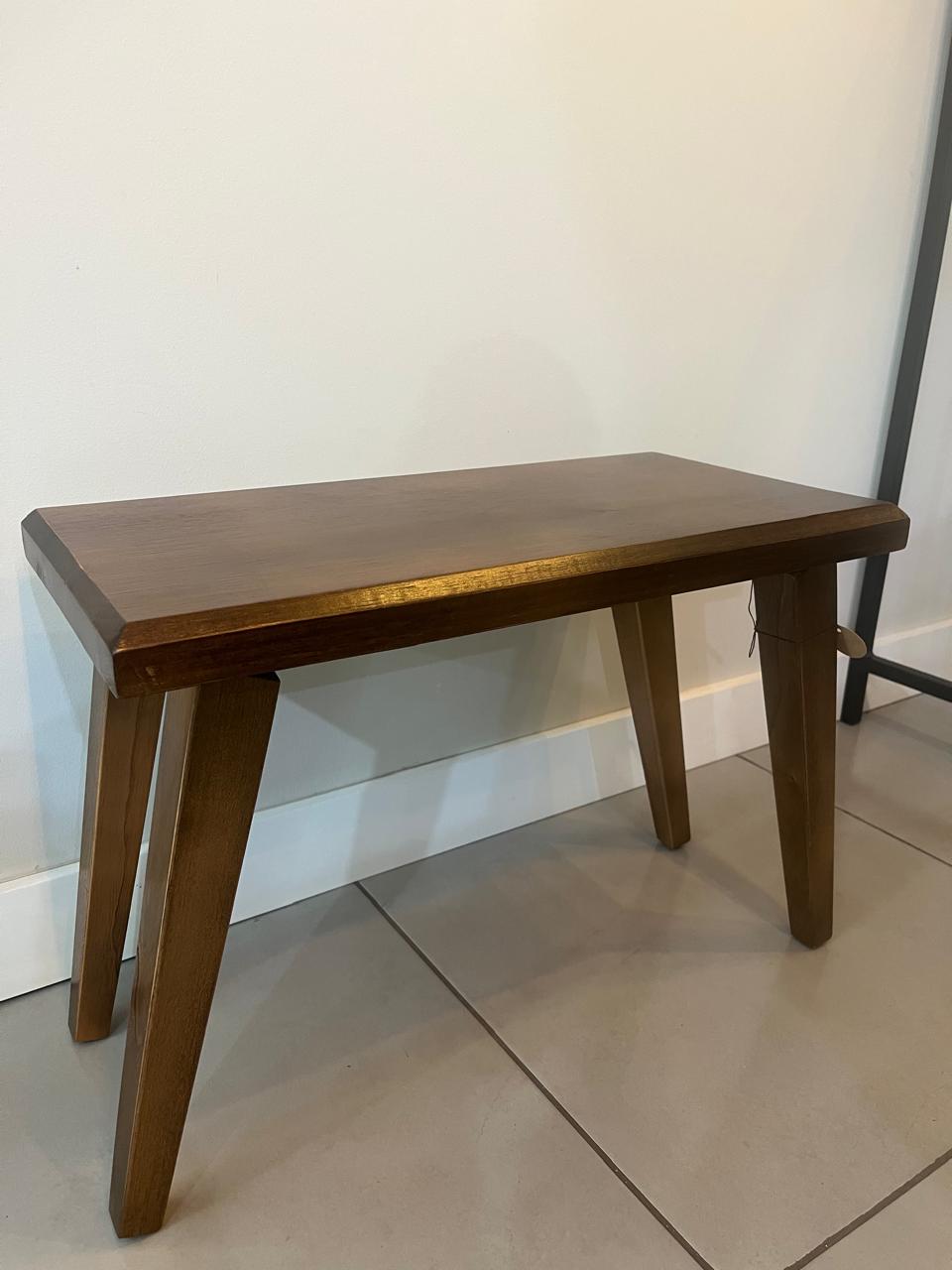 Mesinha lateral retangular em madeira de cedro com pés quadrados – 57 cm