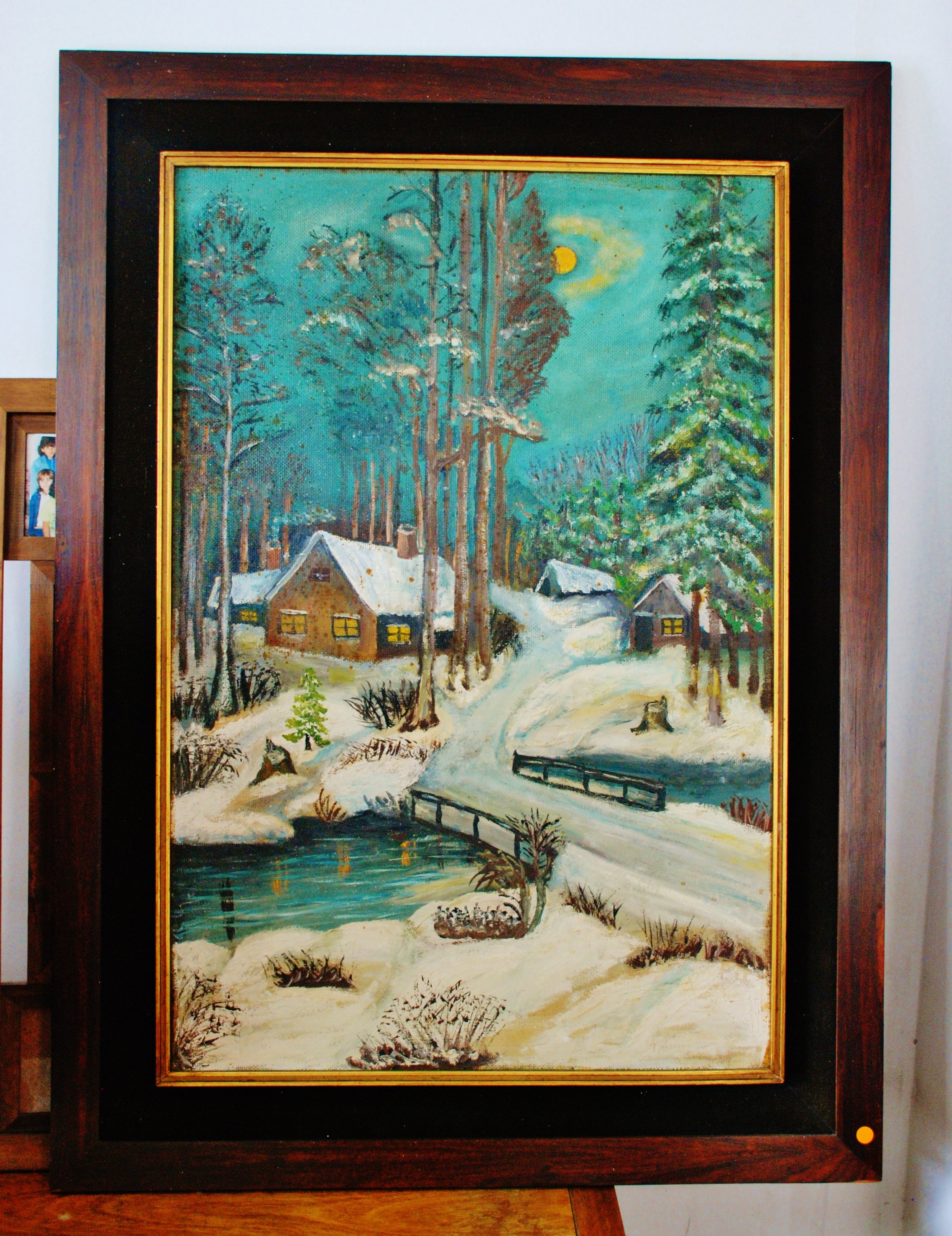 Quadro retratando paisagem com neve, anos 70 - moldura , madeira e veludo e filete dourado .