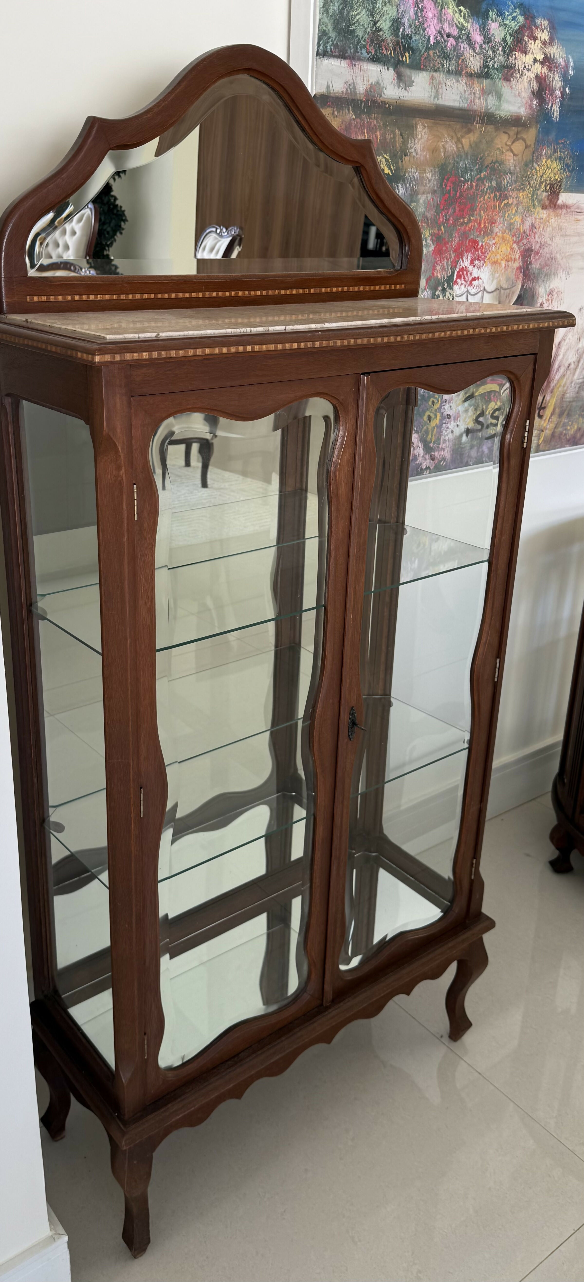 Pequena cristaleira. Obra de arte!!!