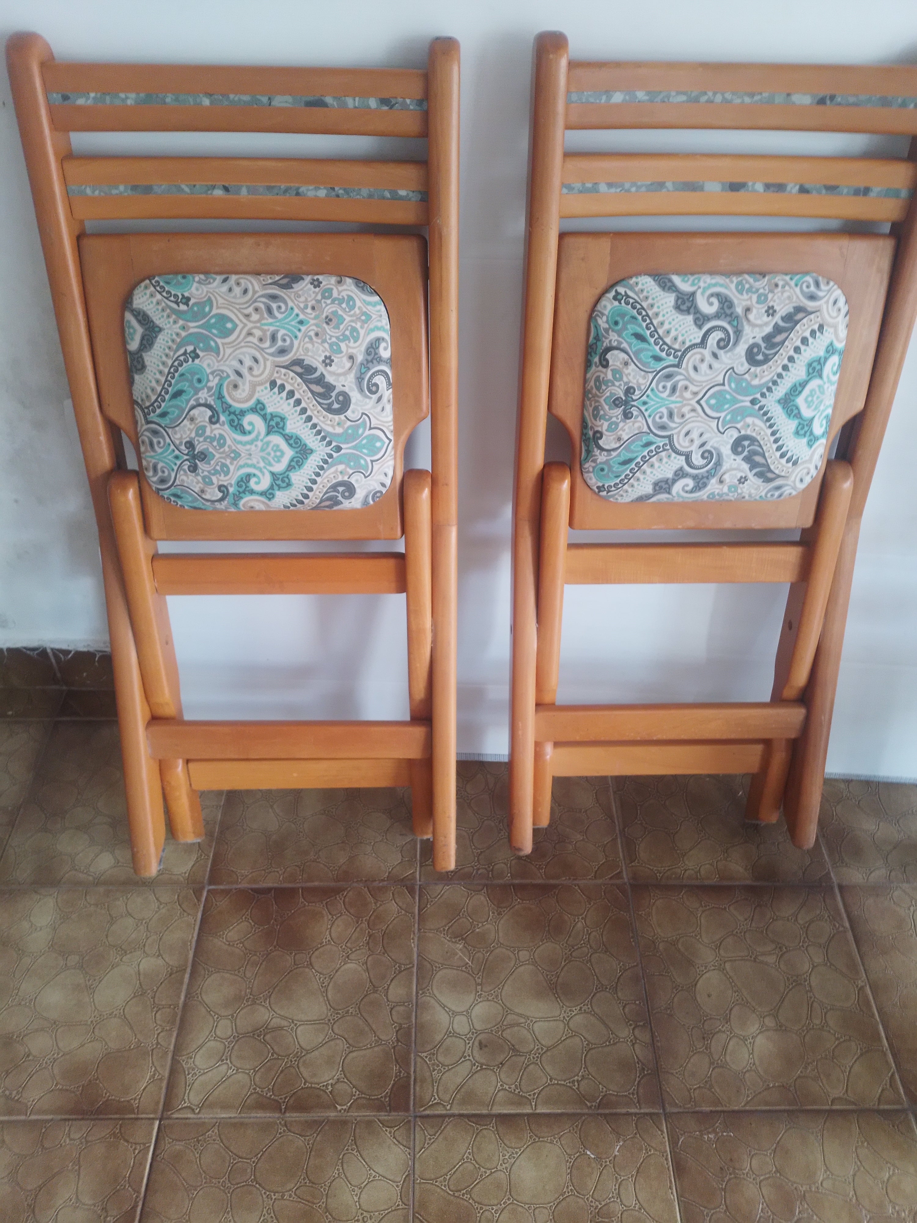 Par de Cadeiras dobráveis vintage reforçada em madeira clara e estofado estampado em azul e cinza