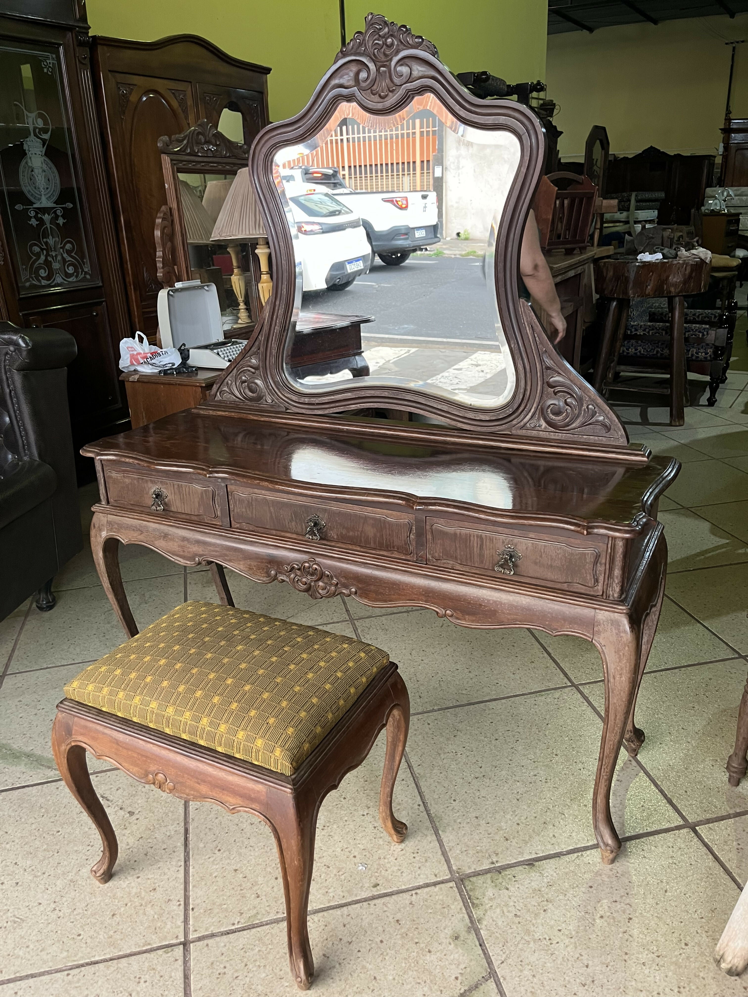 PENTEADEIRA COM BANQUETA LUÍS XV (ESPELHO BISOTÊ)