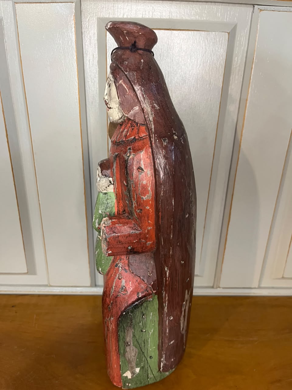Escultura devocional em madeira entalhada e policromada — 32 cm