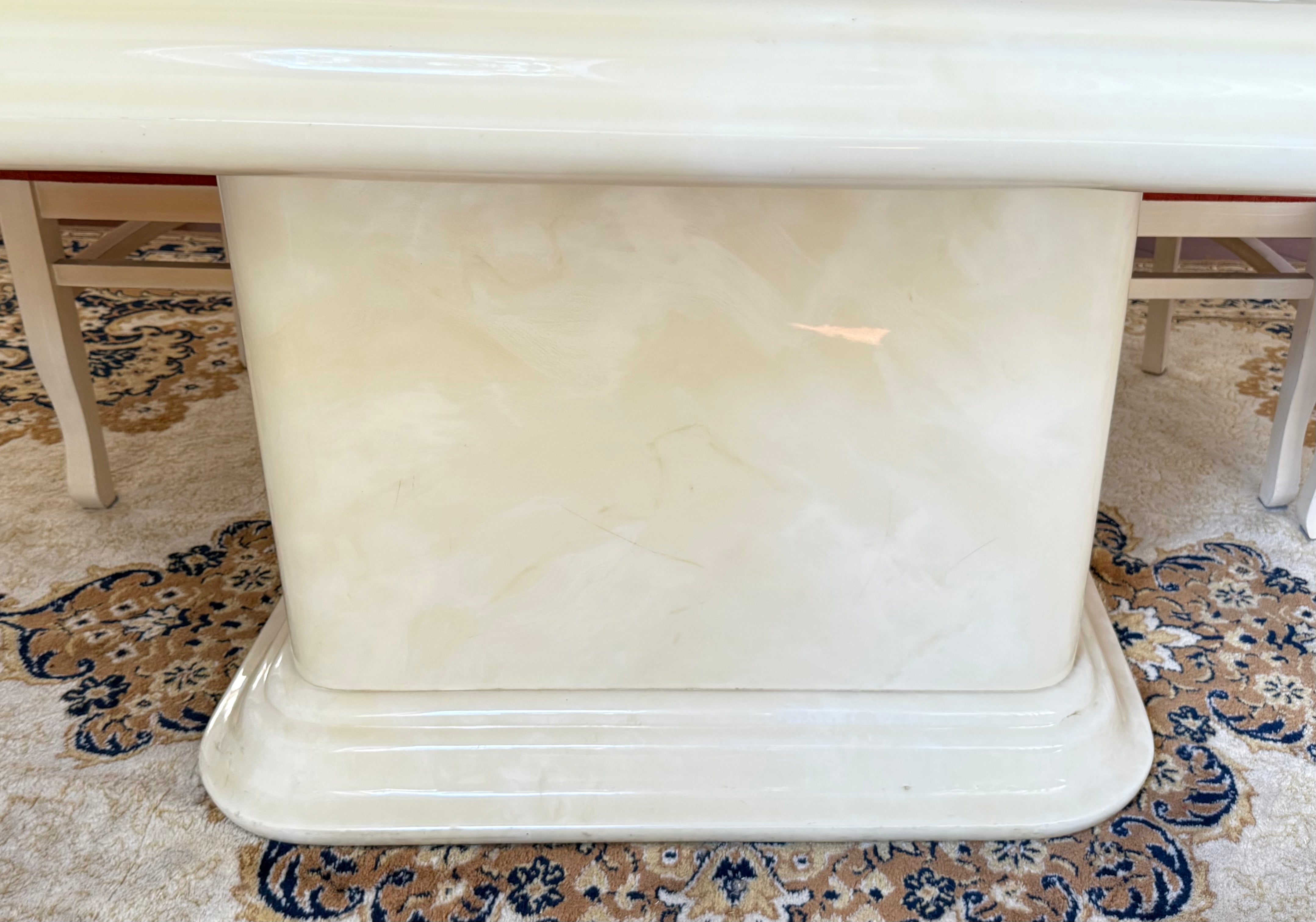 Mesa de jantar Retangular resinada em branco com 8 cadeiras de estofado alaranjado 