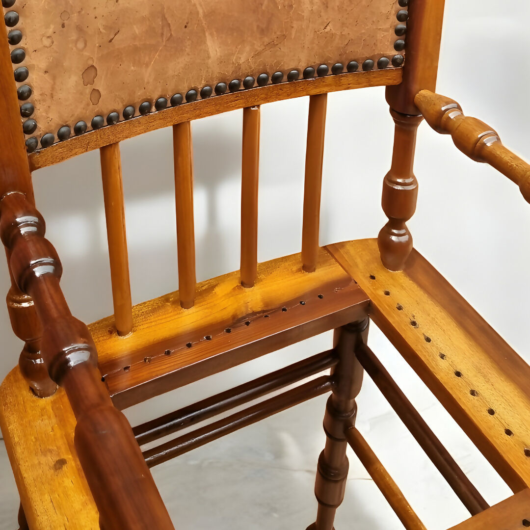 Antiga cadeira de criança em madeira maciça.