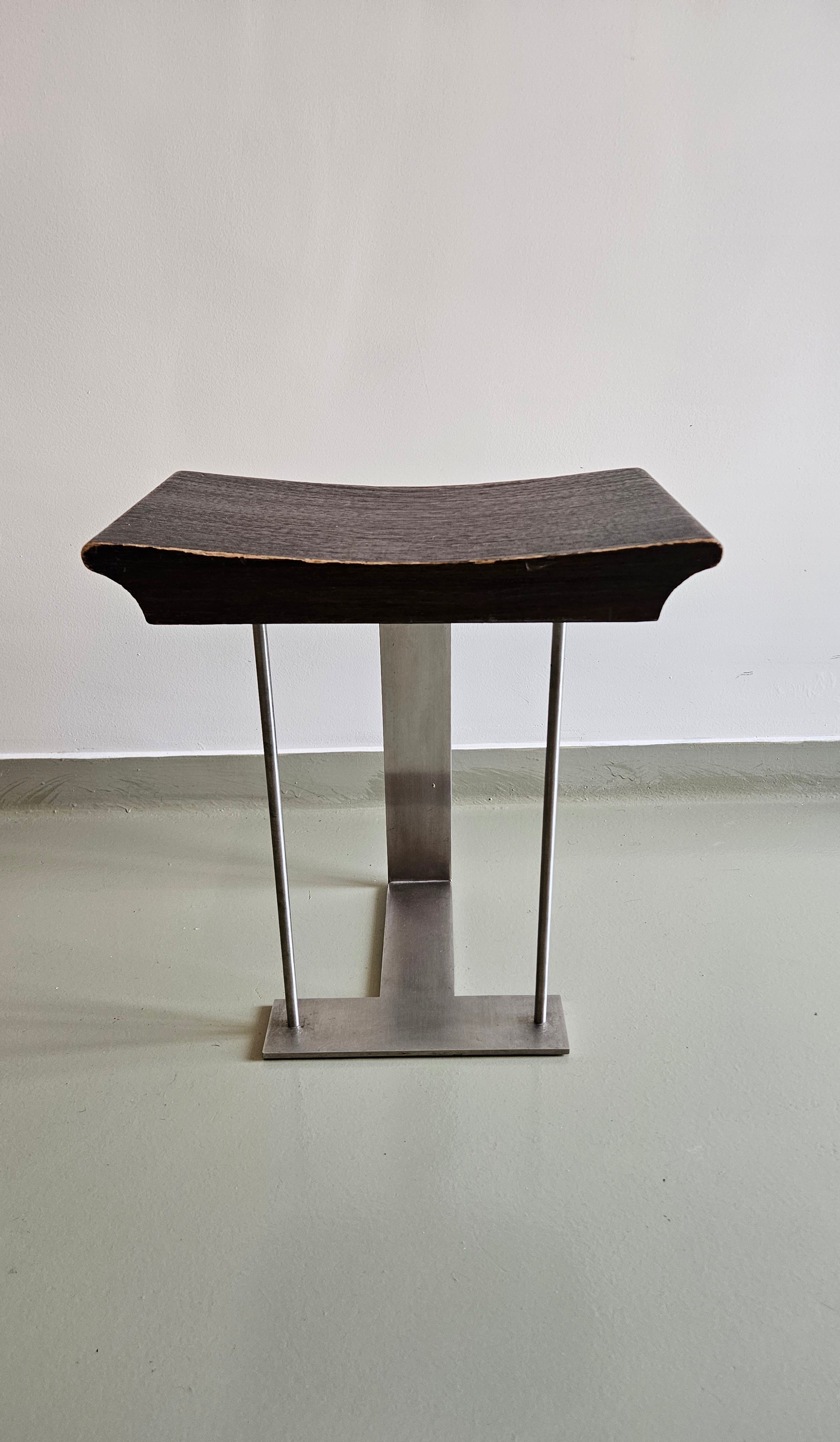 BANQUETA ART DECÓ COM ASSENTO EM MADEIRA ESCURA E BASE EM METAL POLIDO