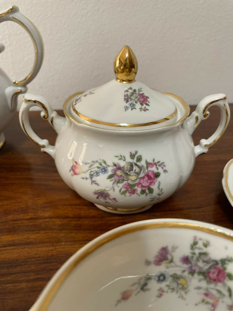 Aparelho de chá em porcelana Barão do Rio Branco floral friso dourado