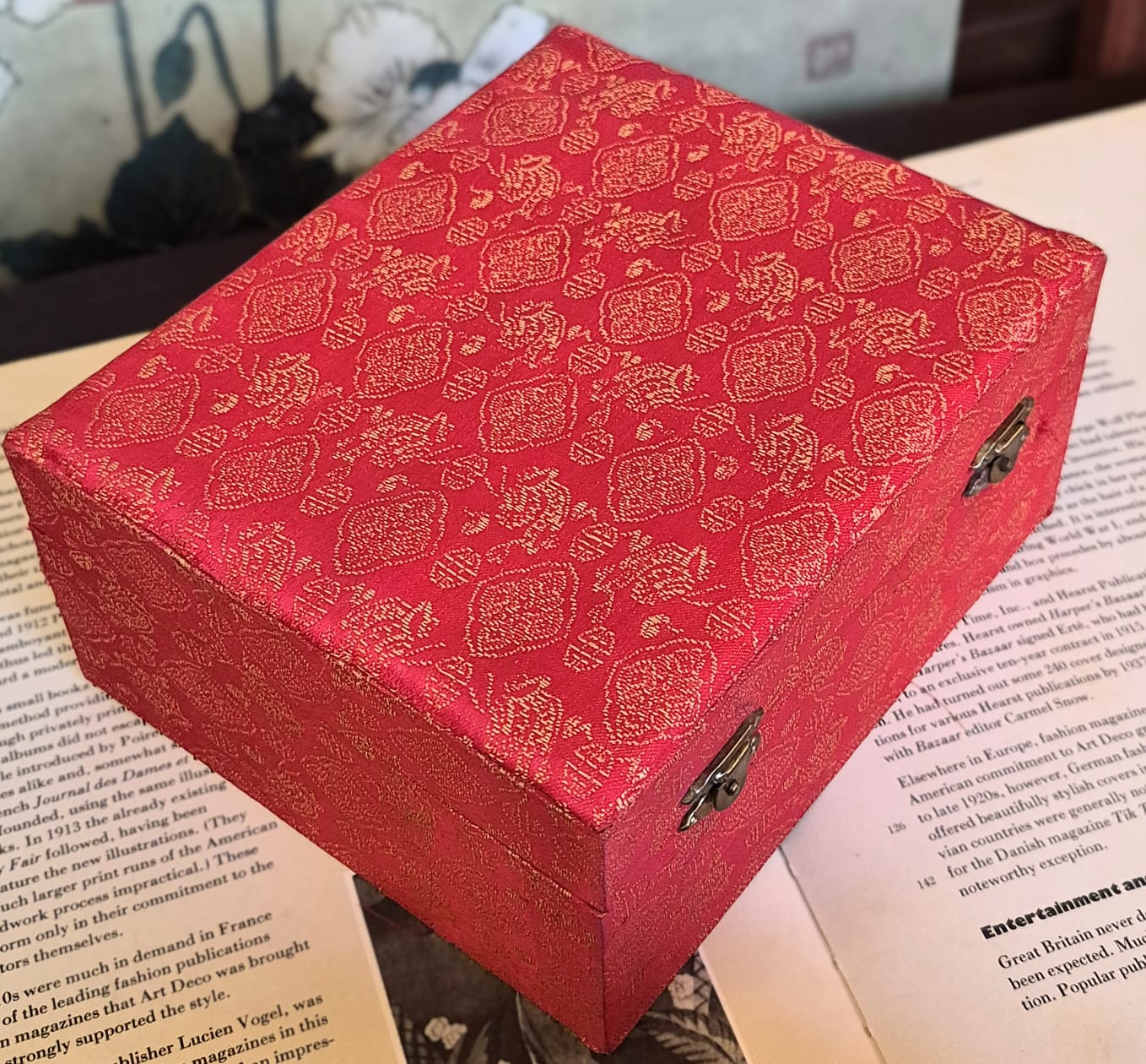 Pequeno, raro e lindíssimo conjunto de chá em porcelana chinesa Família Rosa - Rose Canton. Uma graça! Sem uso, na caixa original. 8 peças.