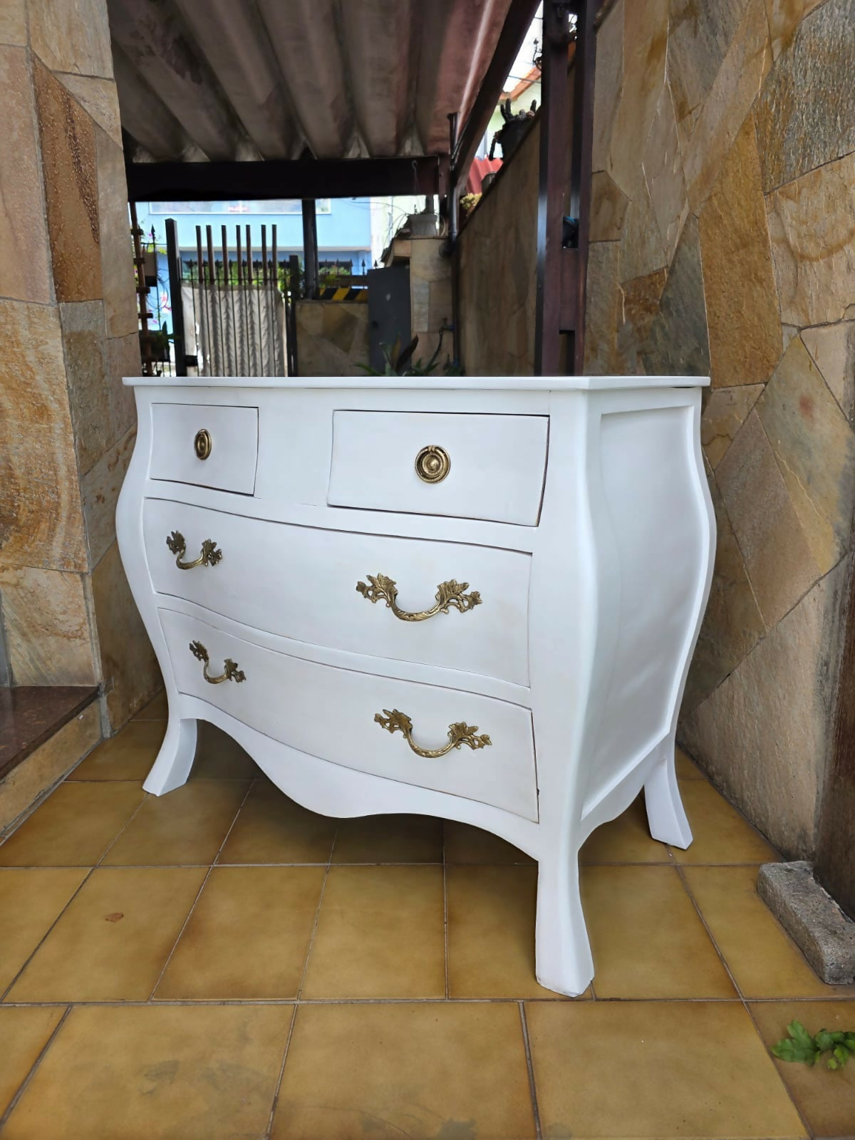 Cômoda branca estilo bombê com puxadores em bronze