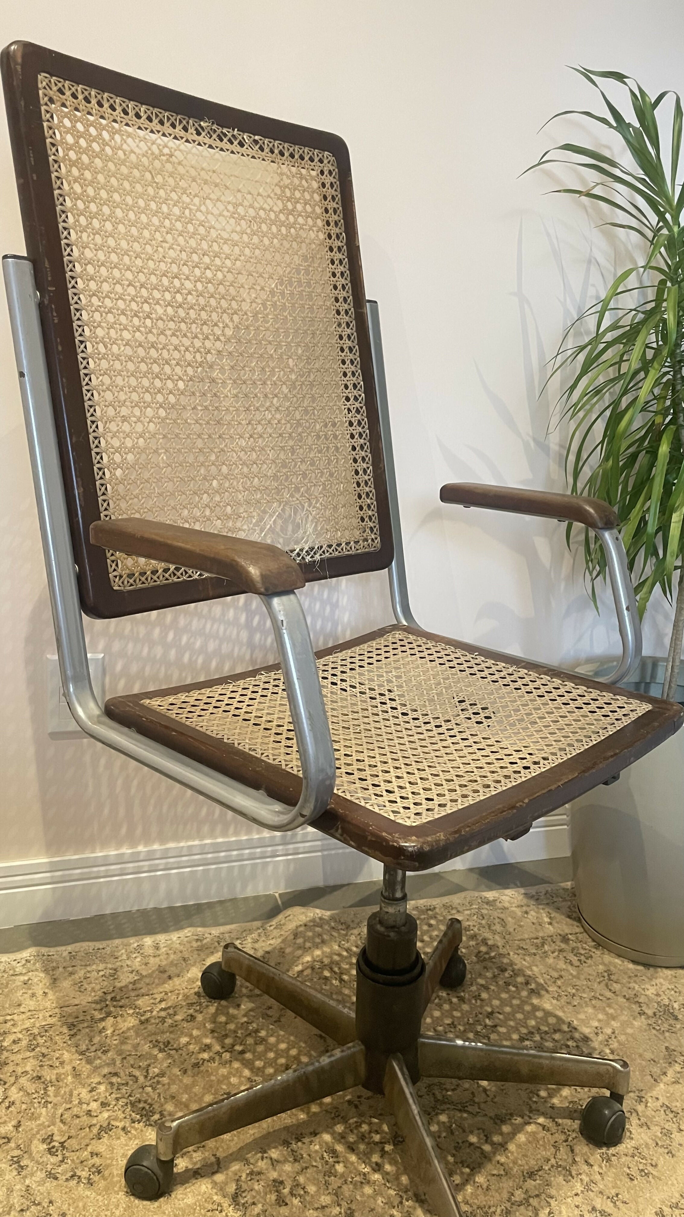 Cadeira Giratória Vintage de Palhinha — Design Modernista Brasileiro (anos 60/70)