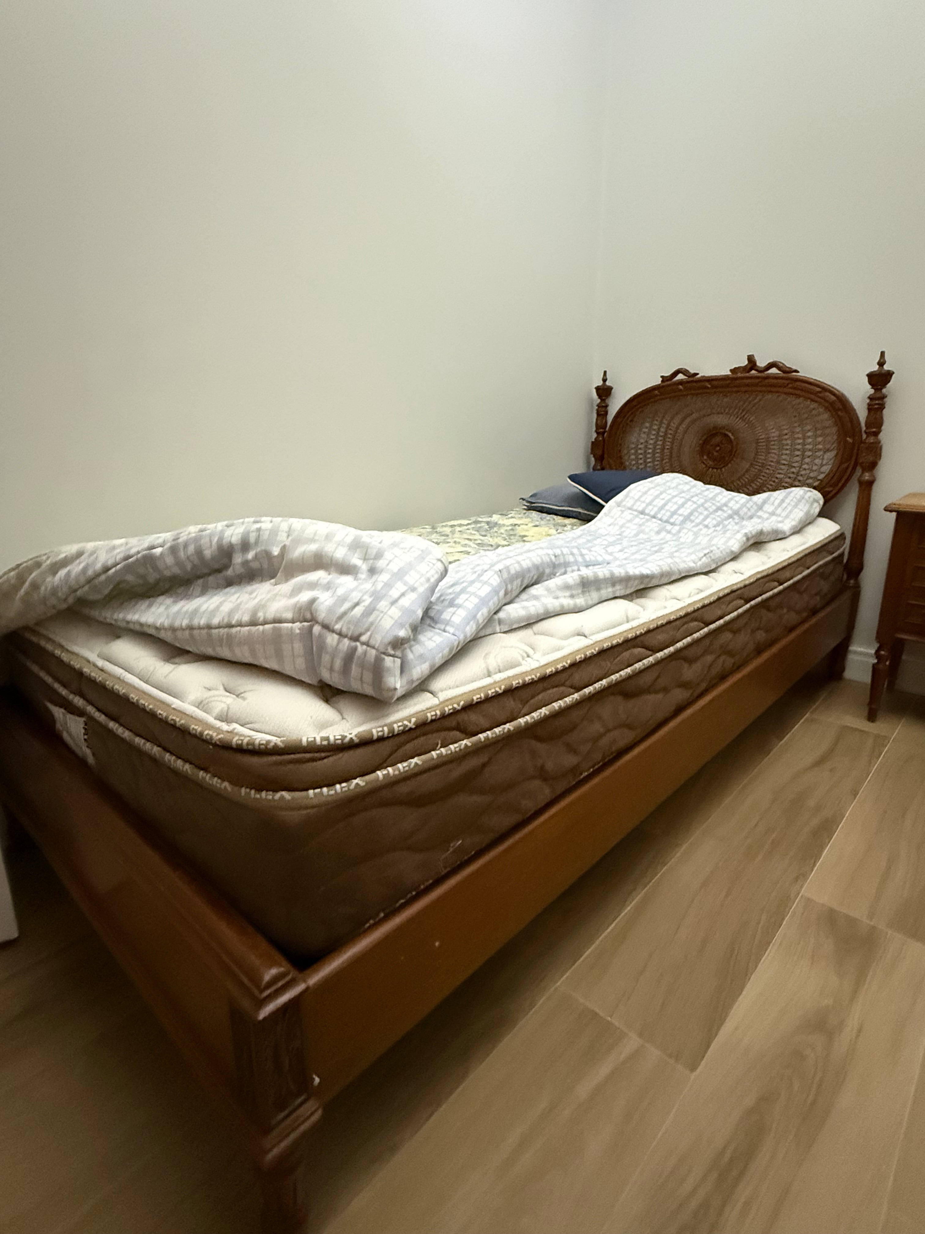Cama solteiro em cerejeira entalhada e palhinha, com uma avaria porém tenho a peça para ser colada