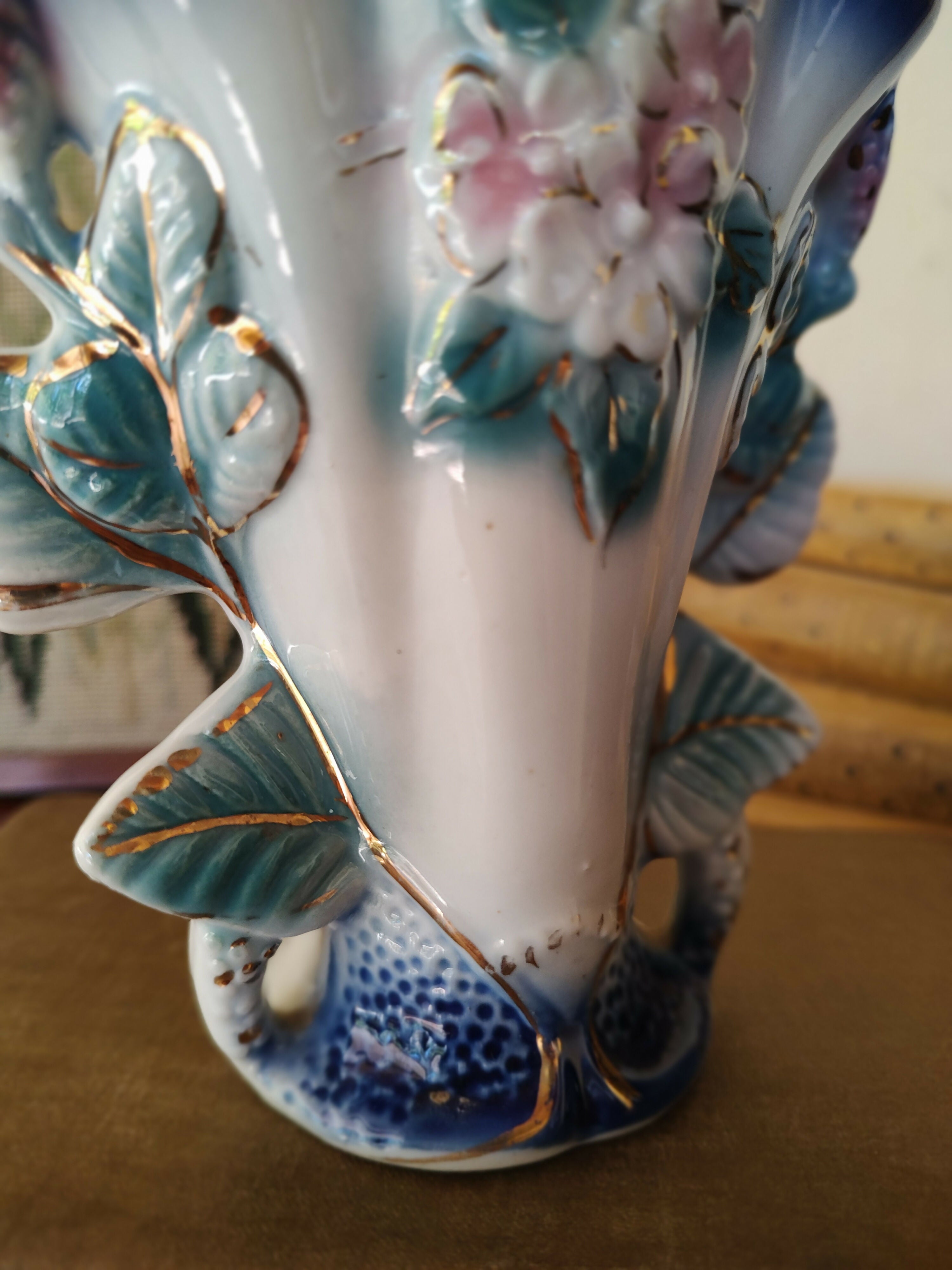 Antiga floreira / vaso em porcelana com detalhes dourados