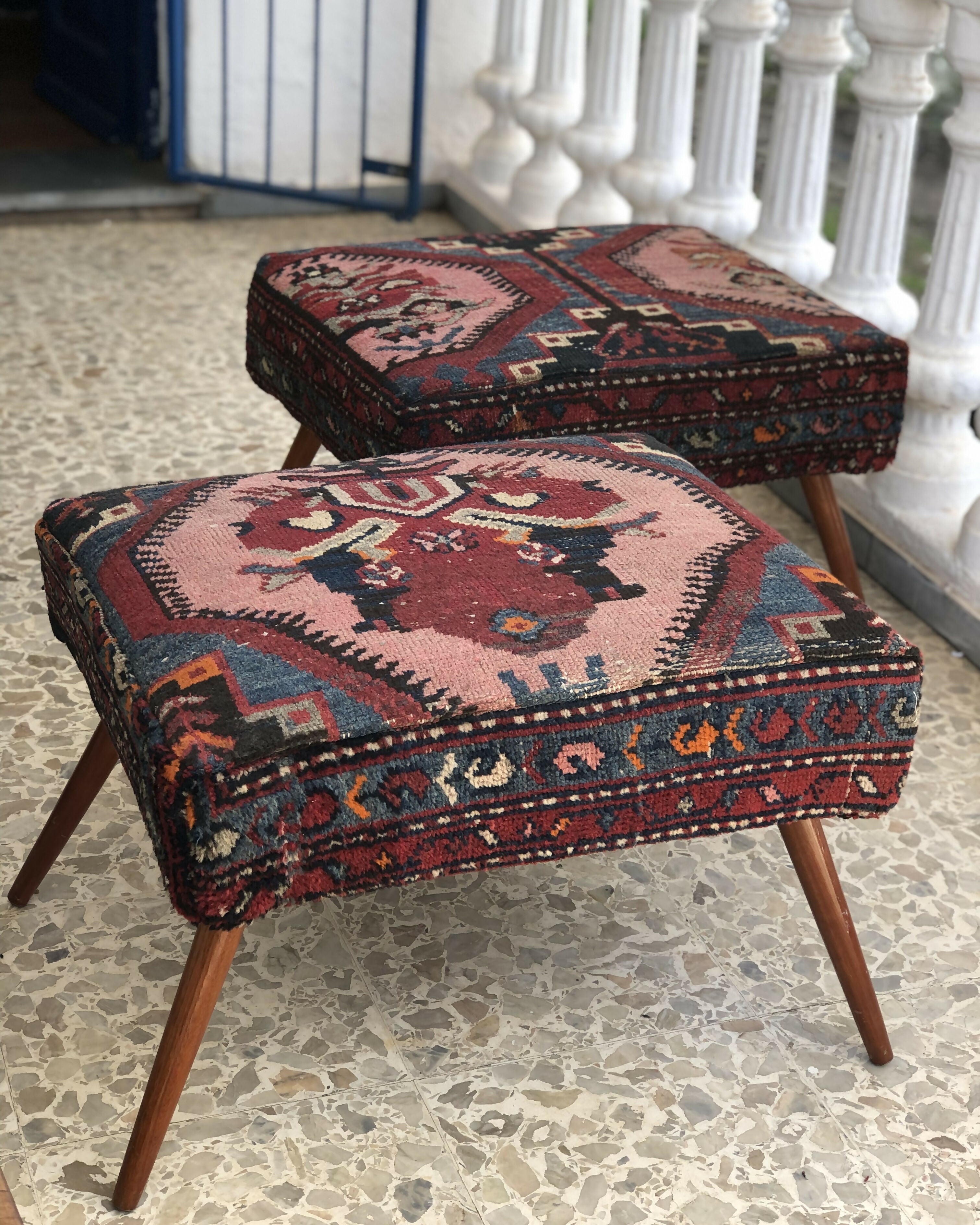 Puff com pé palito e tapeçaria persa (valor unitário)