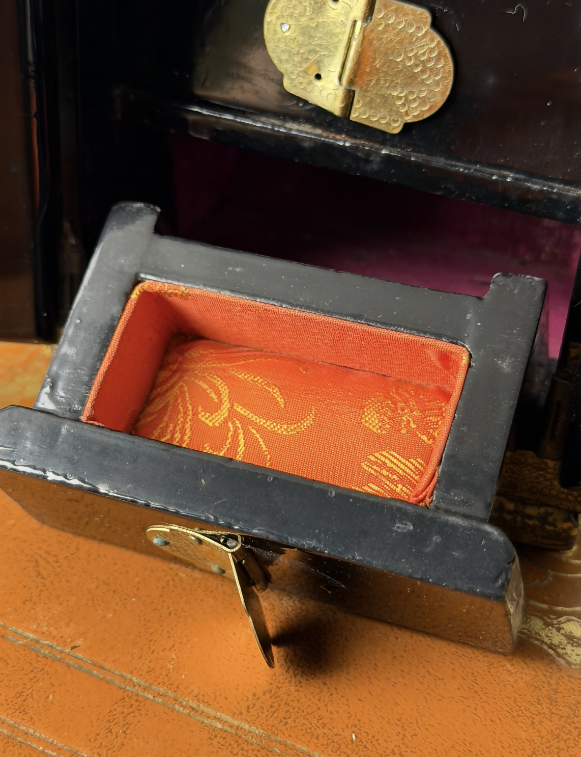 Antigo porta jóia chinês - Item Raro e Histórico! Laca, Madrepérola, Latão e Seda! Anos 60 - Chinês - Trabalho Artesanal