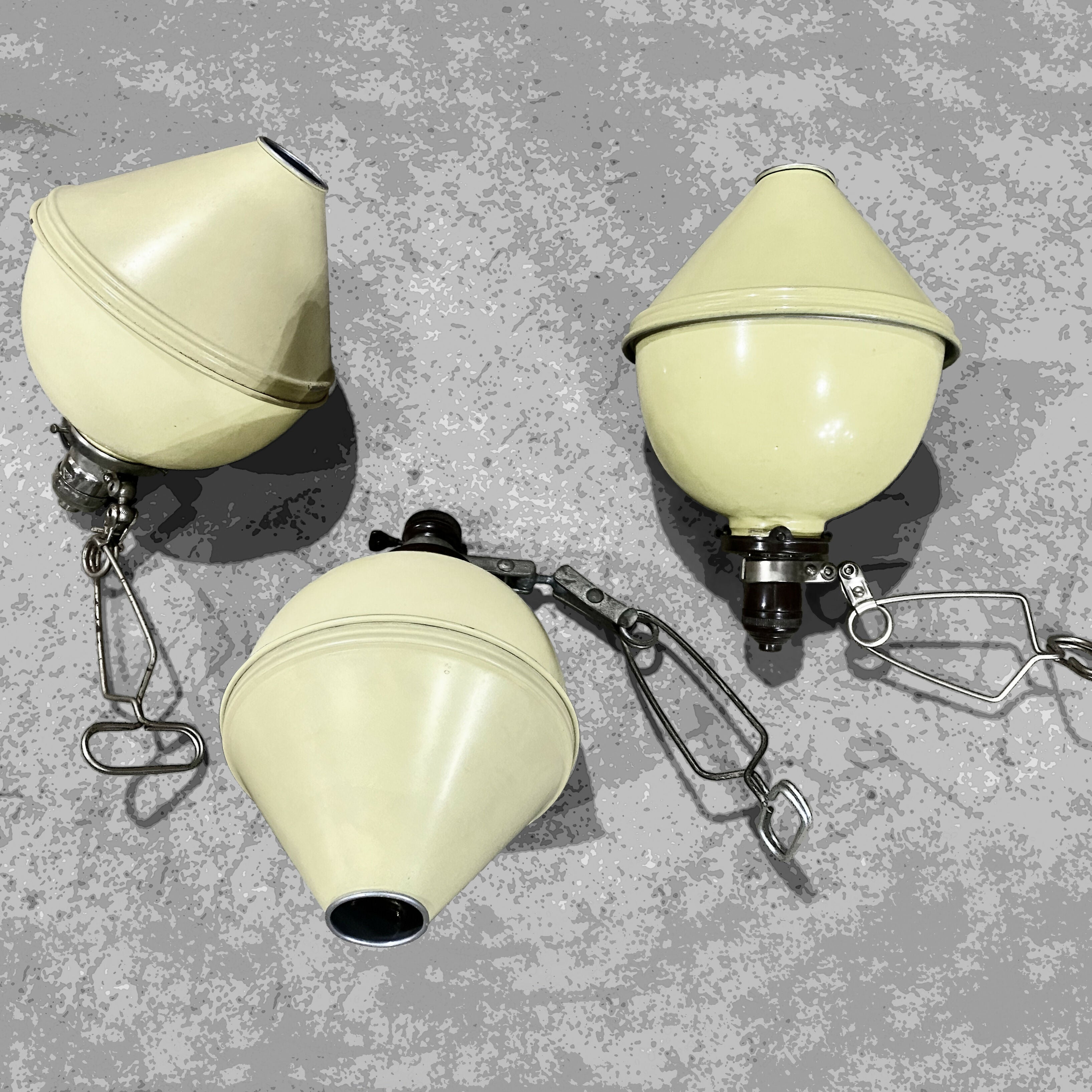 Luminária antiga com haste grampo