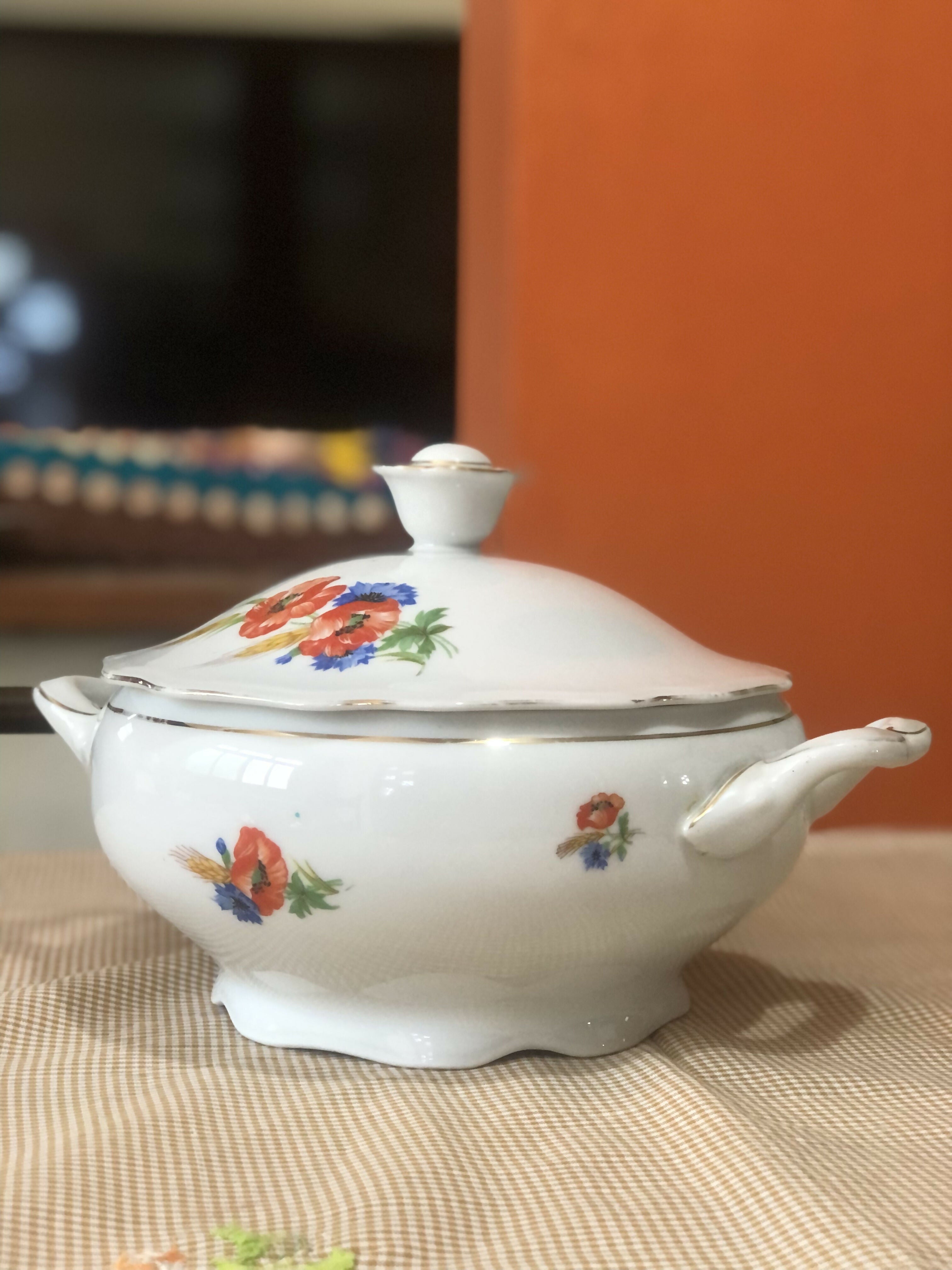 Mesa posta com preciosas peças em porcelana alemã