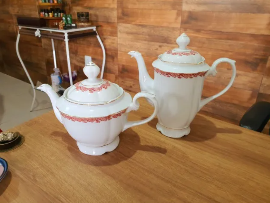 Conjunto de Bules de Porcelanas com detalhe dourados e desenhos em vermelho 