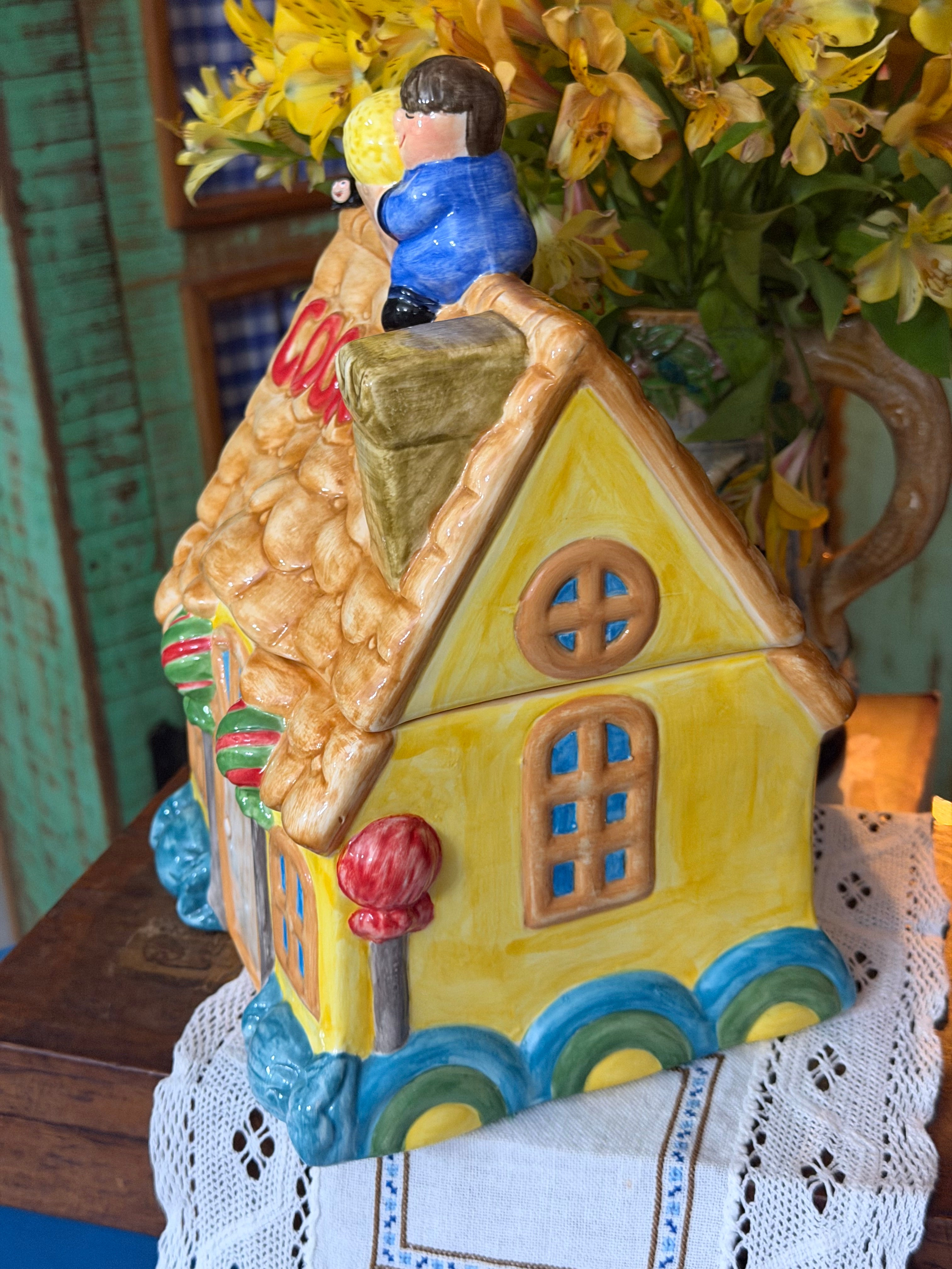 Vintage biscoiteira em formato de casa de doces com telhado removível
