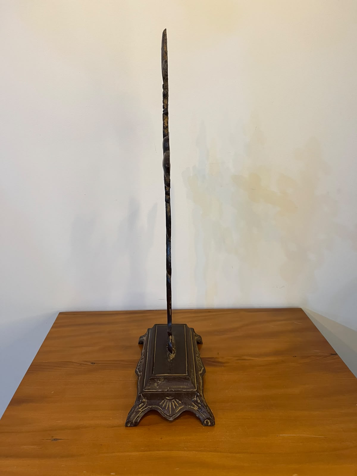 Cruz decorativa em ferro fundido com detalhes dourados – 52 cm