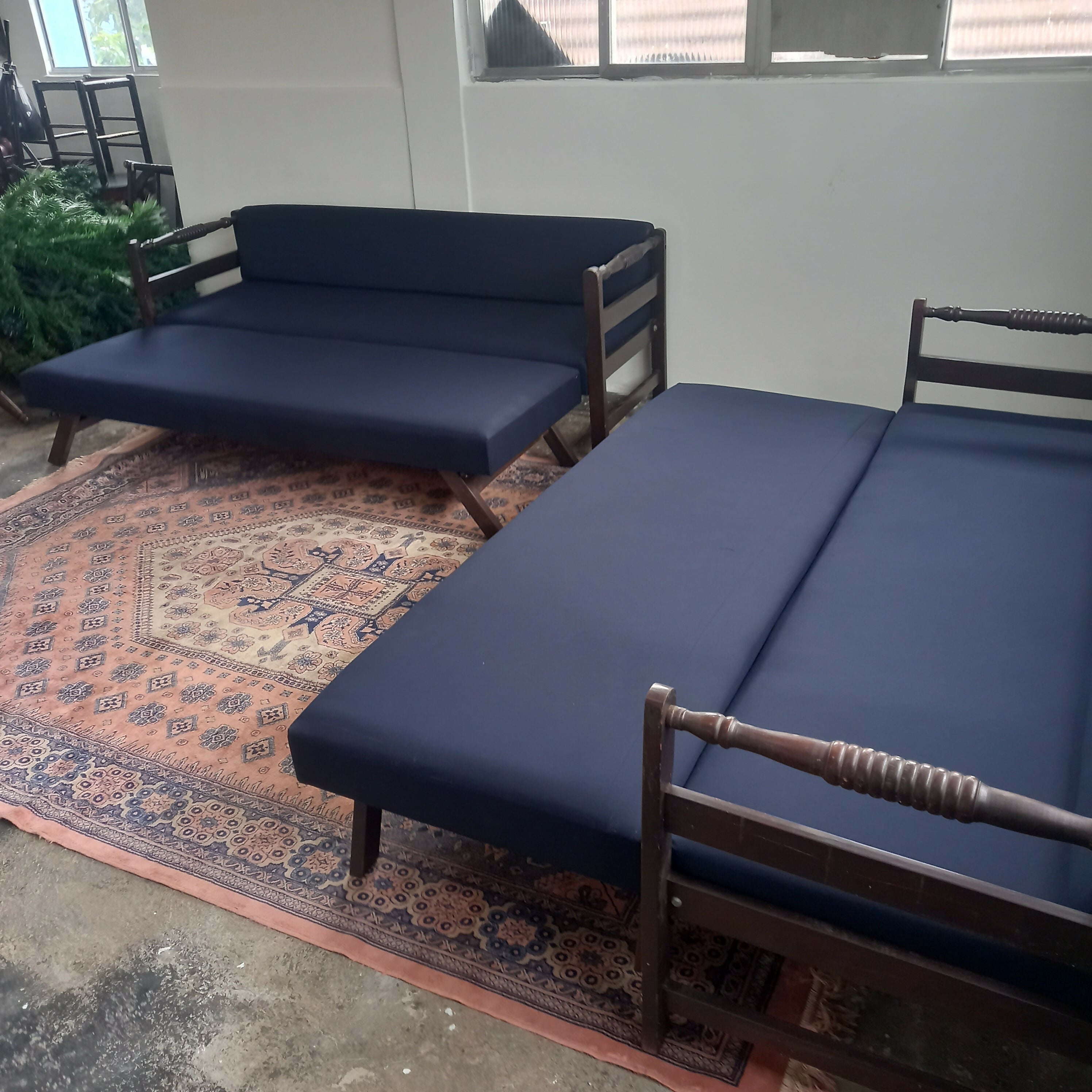Sofa cama com estrutura em madeira