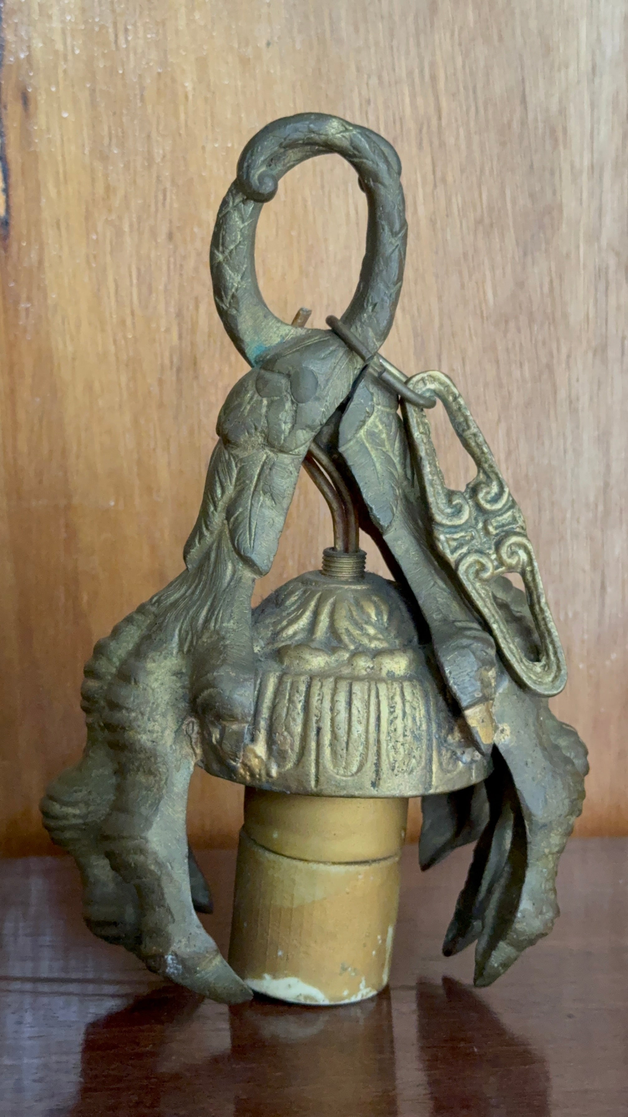 Antiga luminária decorativa em bronze/metal patinado, com garras de ave