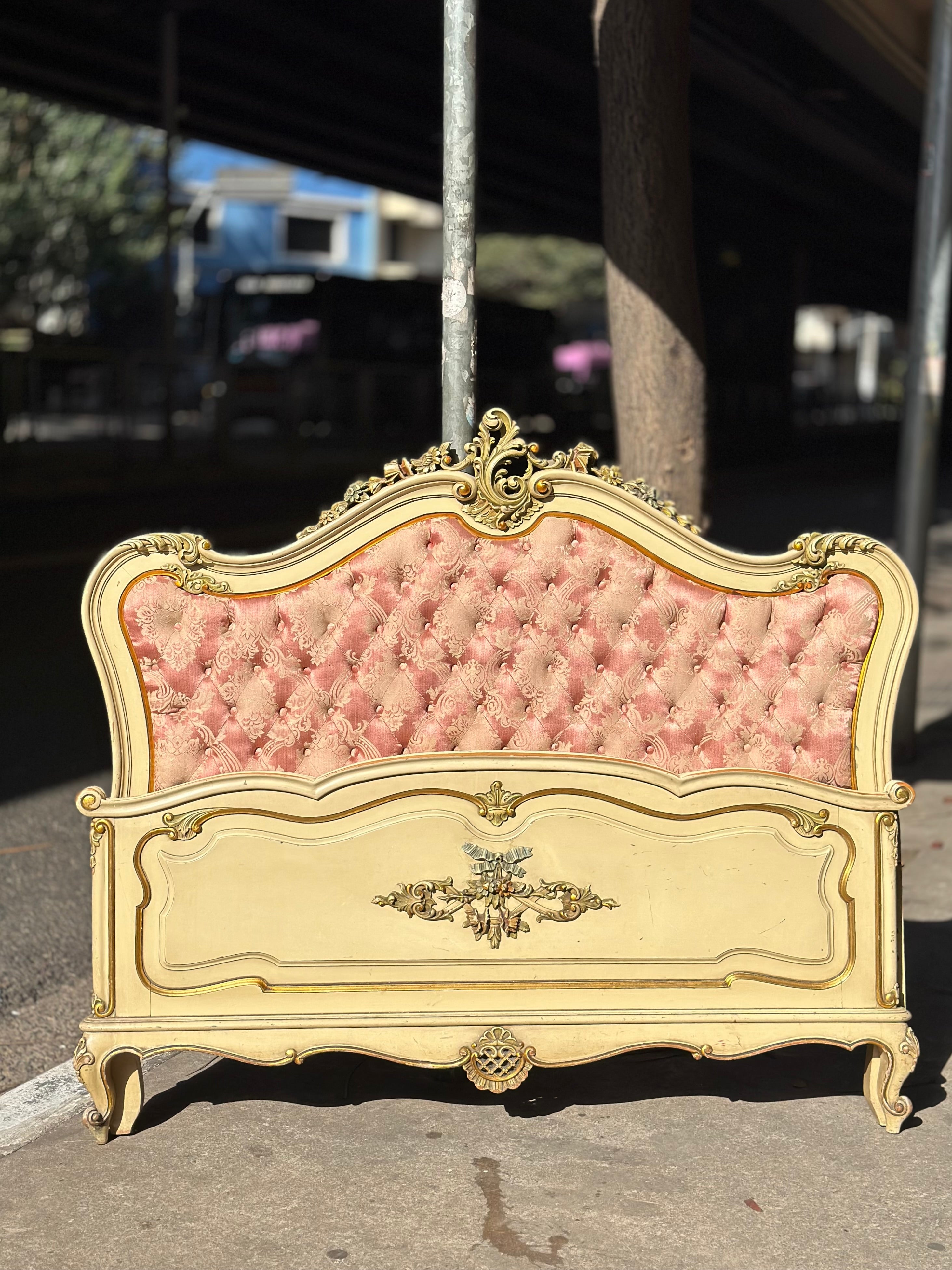 Cama com mesinhas de cabeceira Luís XV