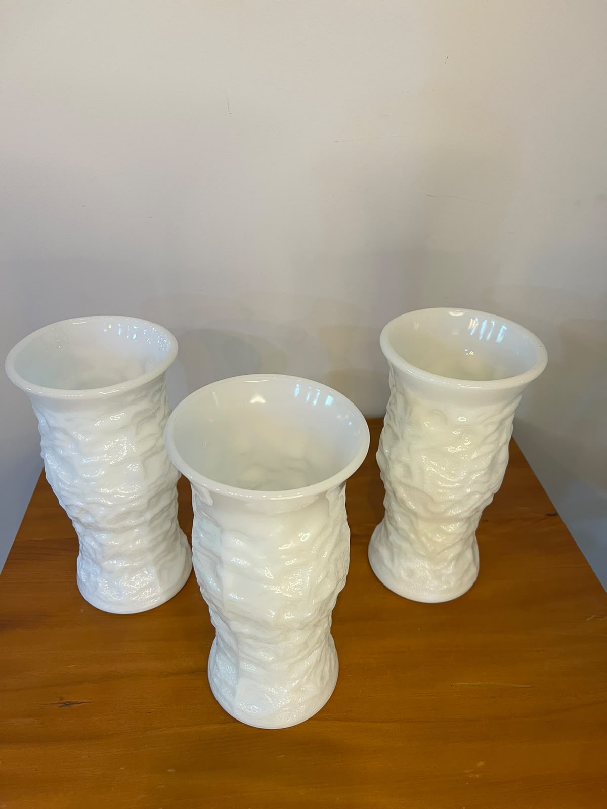Trio de vasos em vidro opalino branco E.O. Brody Co. – Made In USA – 24 cm