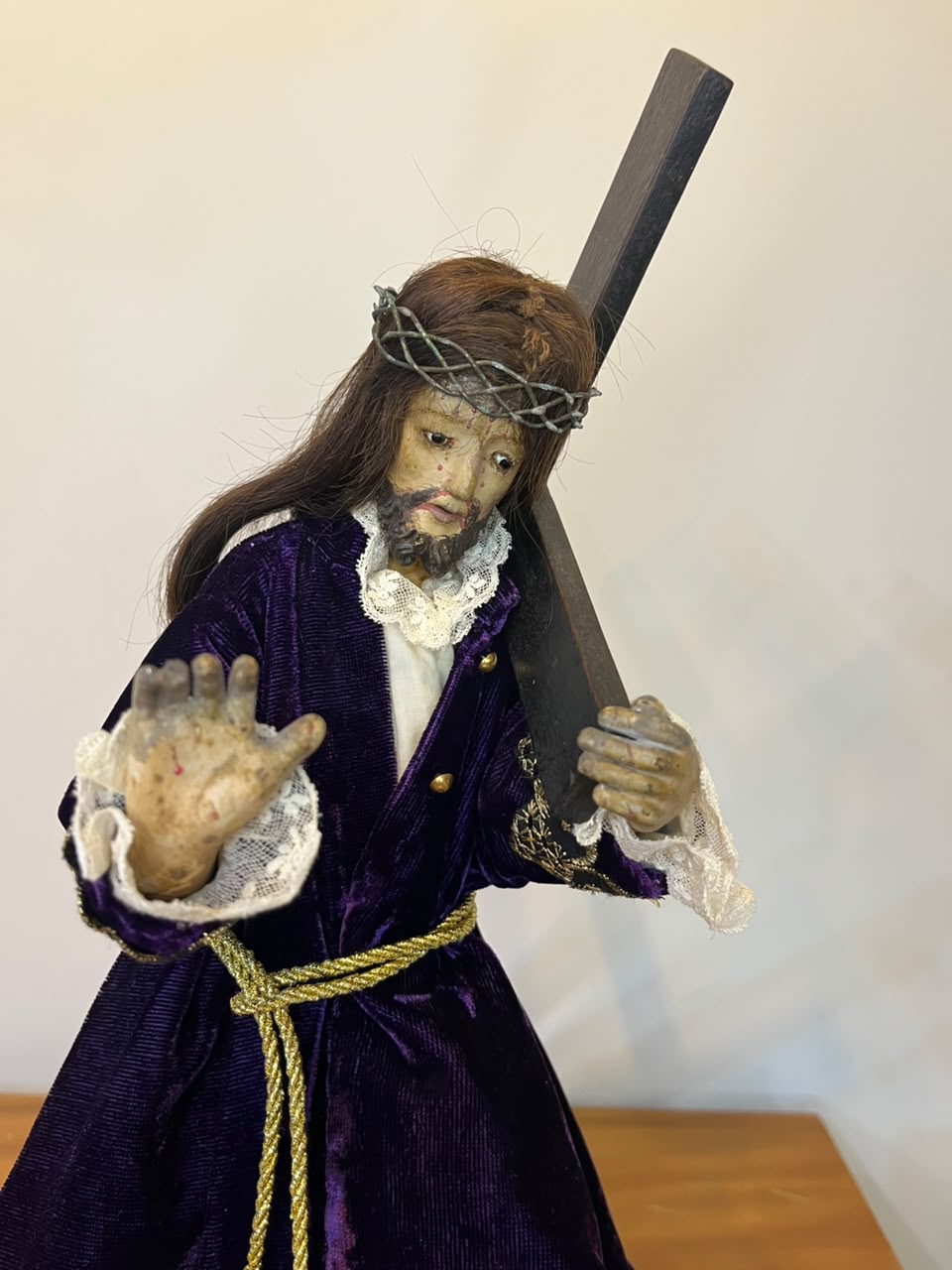 Imagem sacra de Jesus Nazareno em madeira com cabelos humanos – 33 cm