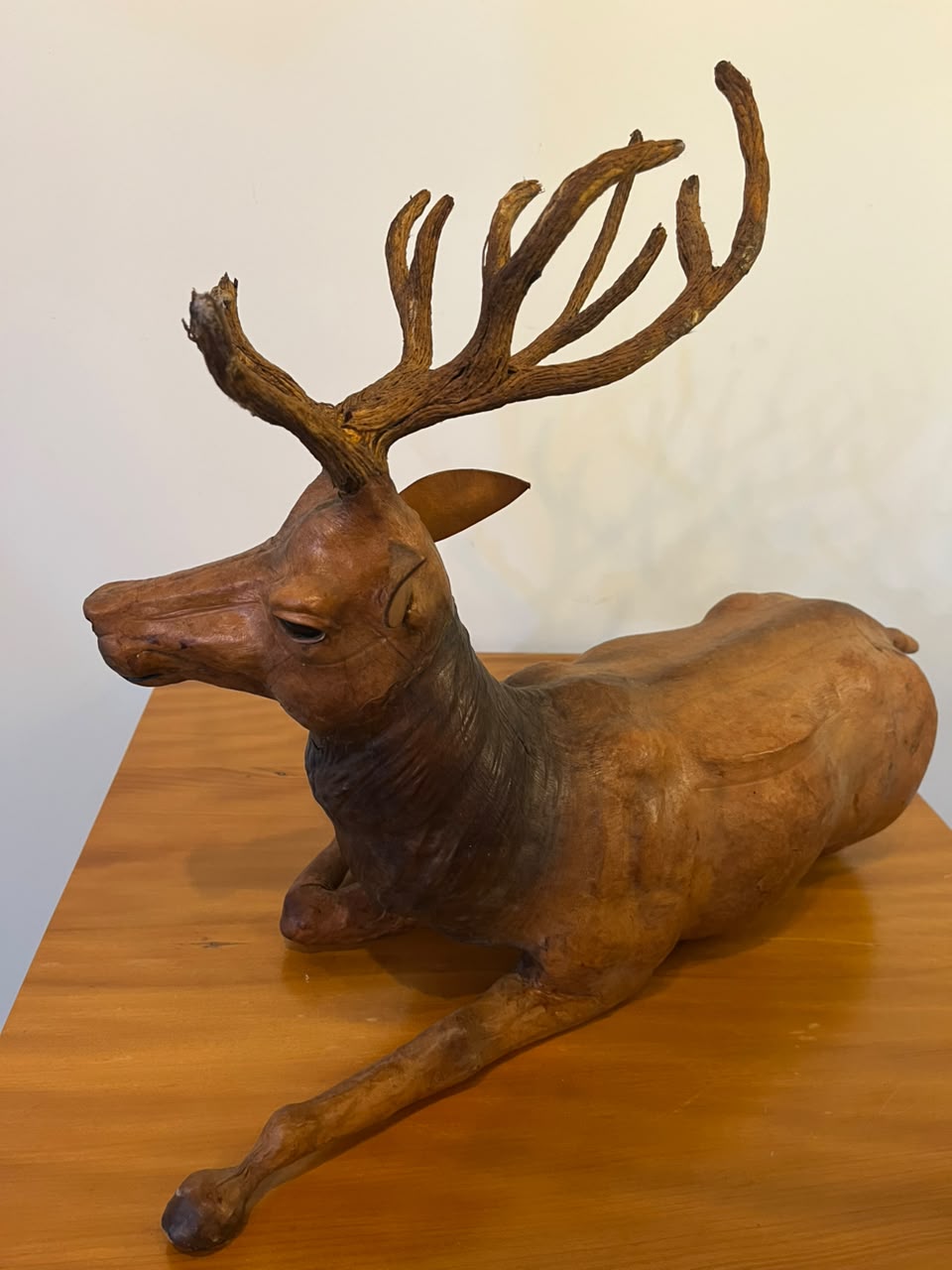 Escultura decorativa de cervo em couro — 46 cm