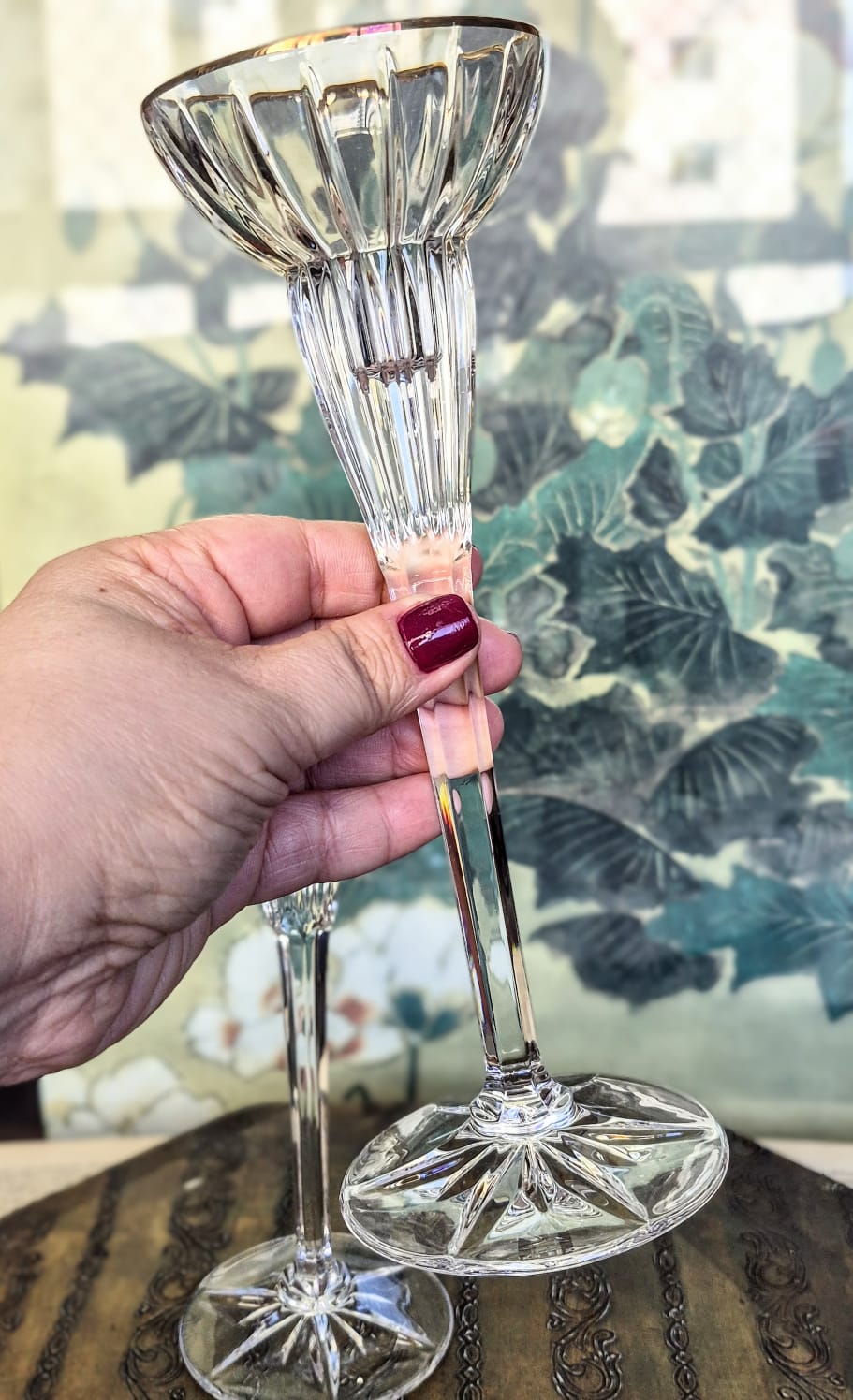Par de castiçais feitos em cristal de chumbo alemão para Mikasa. Pertencem à renomada e muito elegante coleção "Golden Tiara". Na birda um delicado fio de ouro 24k.
