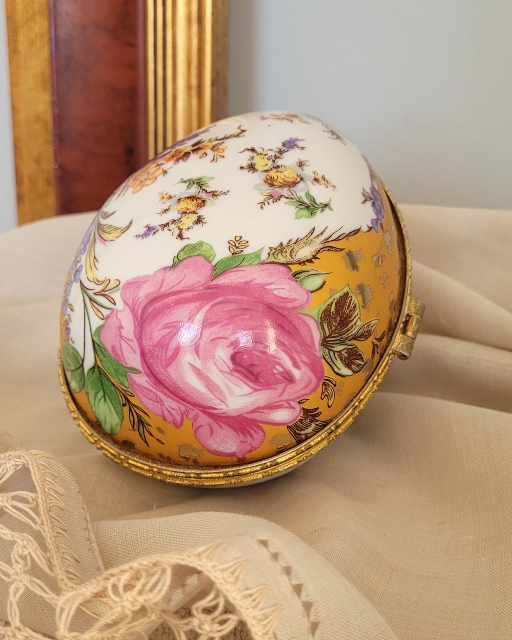 Caixa francesa em forma de ovo em porcelana LIMOGES (24K Gold-Deco Collections) abertura horizontal