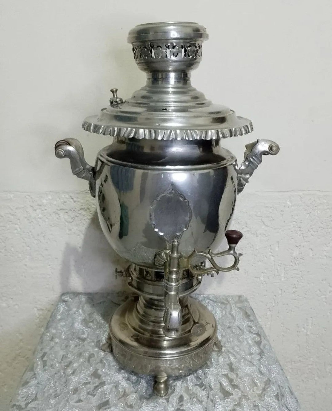 Belíssimo Samovar antigo da marca Hamraz em metal prateado 